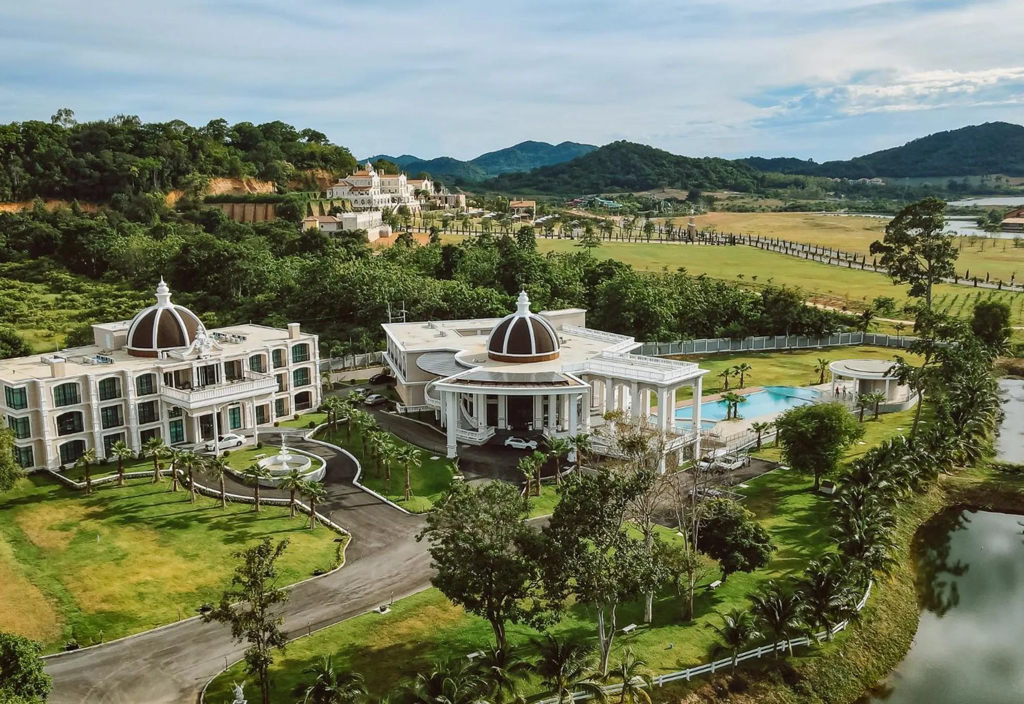 Property building in Grand Lord Hotel & Residence - Khao chi chan Pattaya