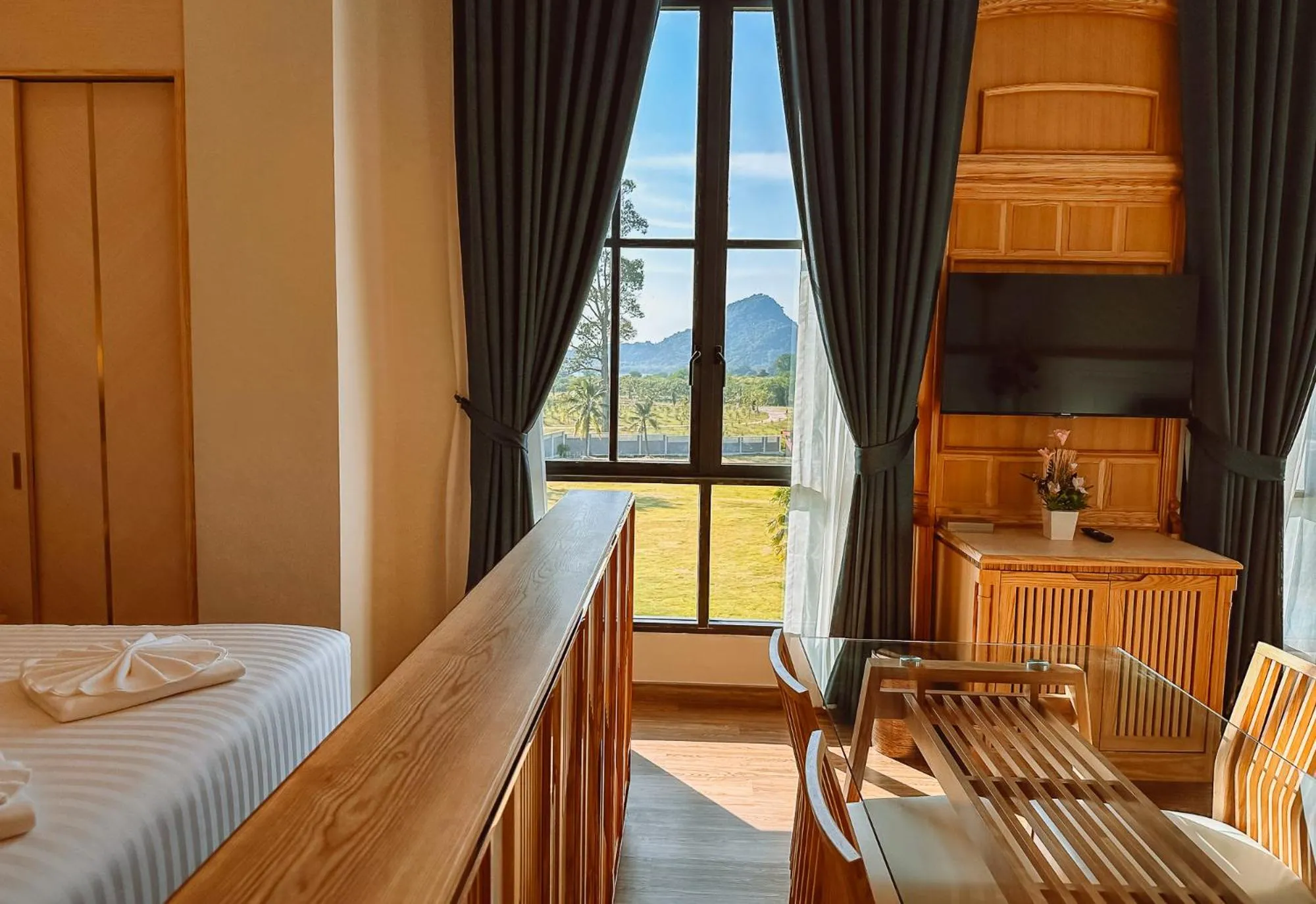 Seating area, Bed in Grand Lord Hotel & Residence - Khao chi chan Pattaya