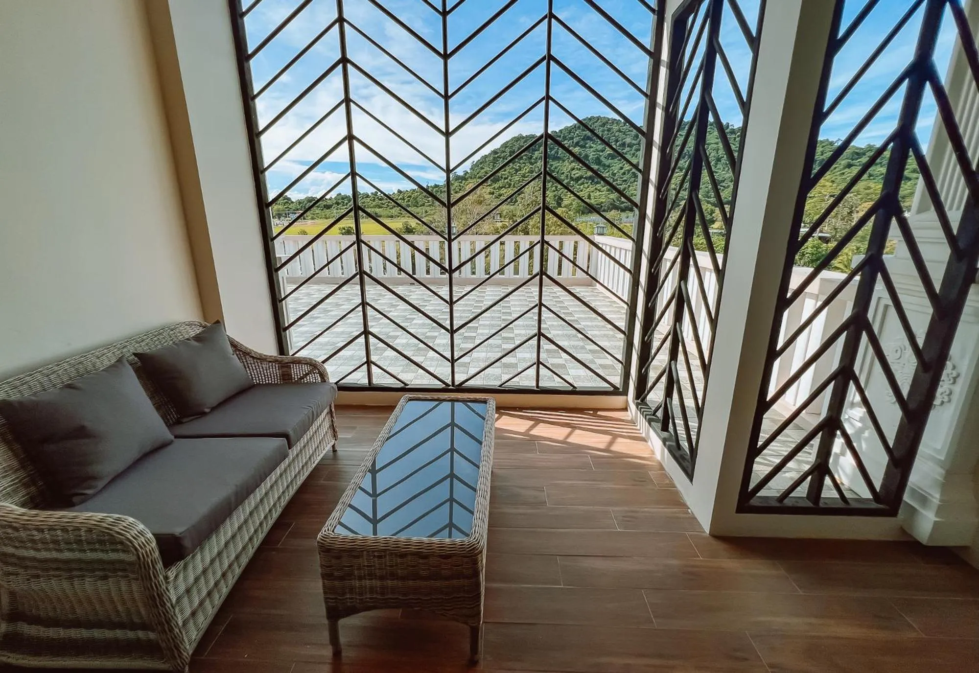 Balcony/Terrace in Grand Lord Hotel & Residence - Khao chi chan Pattaya