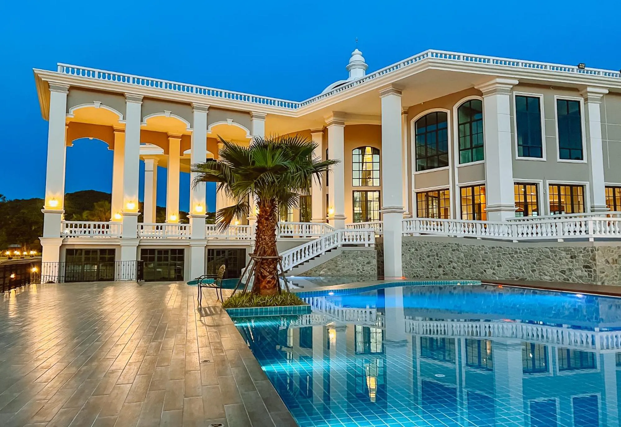 Swimming pool in Grand Lord Hotel & Residence - Khao chi chan Pattaya