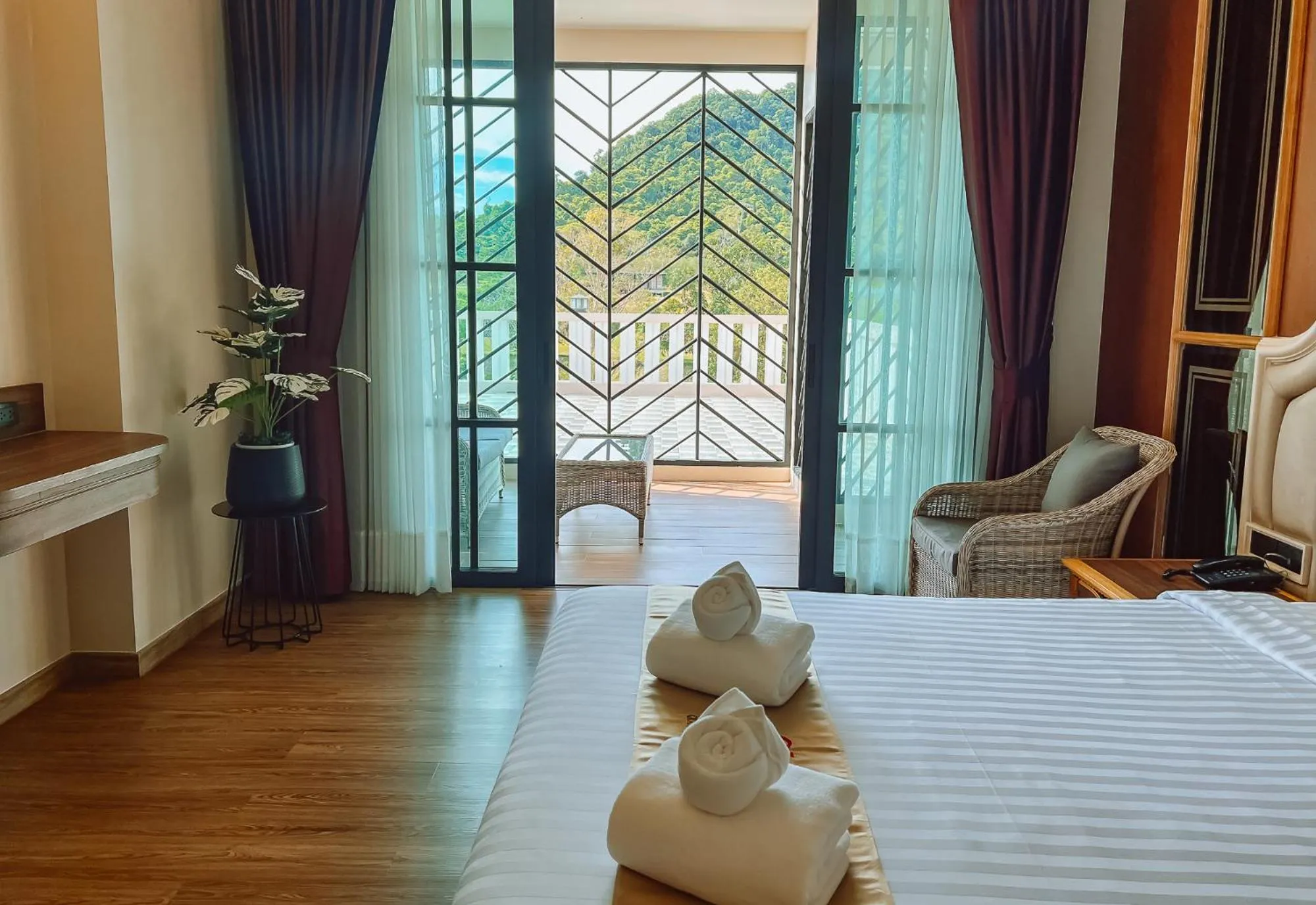 Photo of the whole room, Bed in Grand Lord Hotel & Residence - Khao chi chan Pattaya