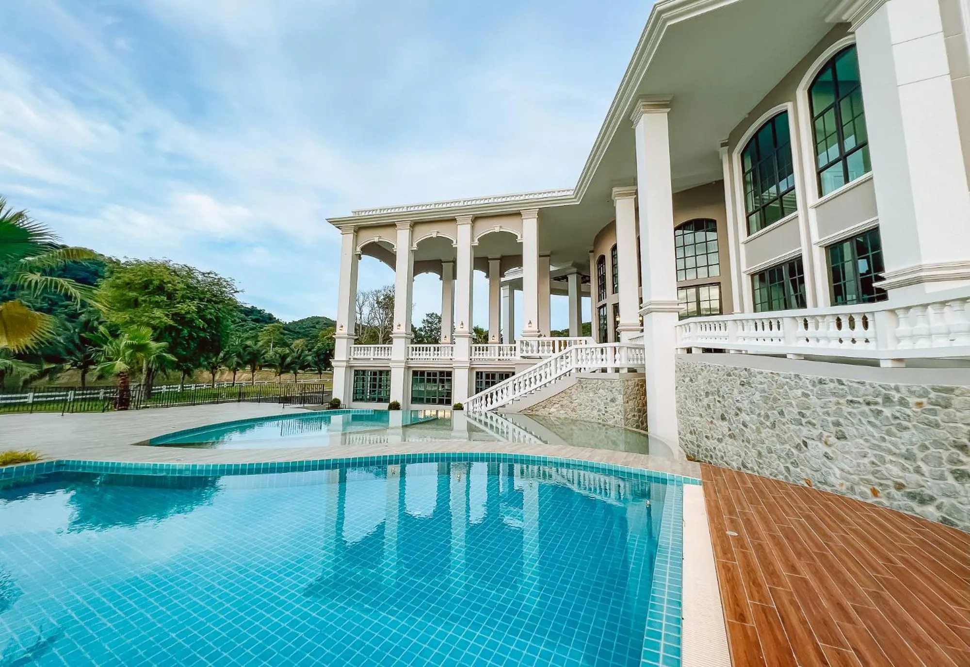 Property building in Grand Lord Hotel & Residence - Khao chi chan Pattaya