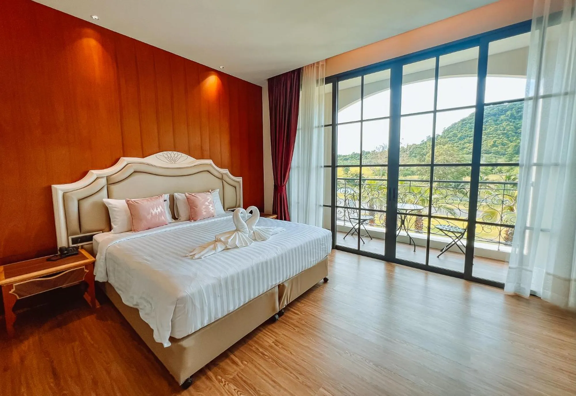Bedroom, Bed in Grand Lord Hotel & Residence - Khao chi chan Pattaya
