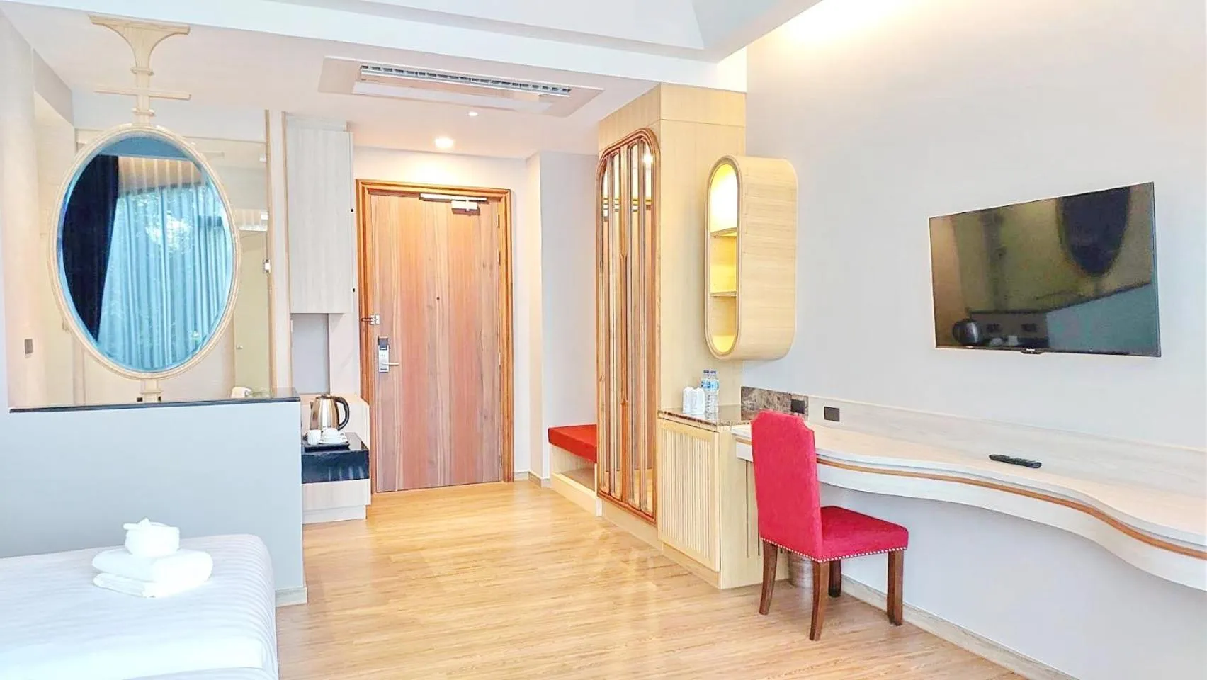 Photo of the whole room in Grand Lord Hotel & Residence - Khao chi chan Pattaya