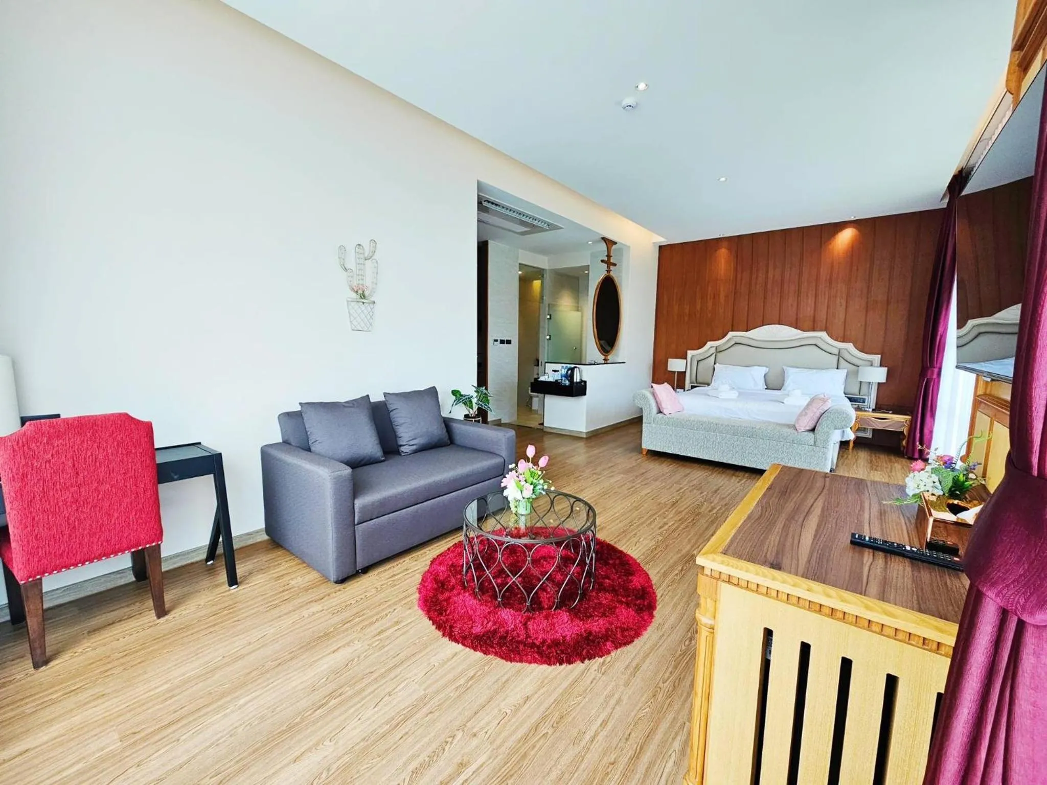 Bedroom, Bed in Grand Lord Hotel & Residence - Khao chi chan Pattaya