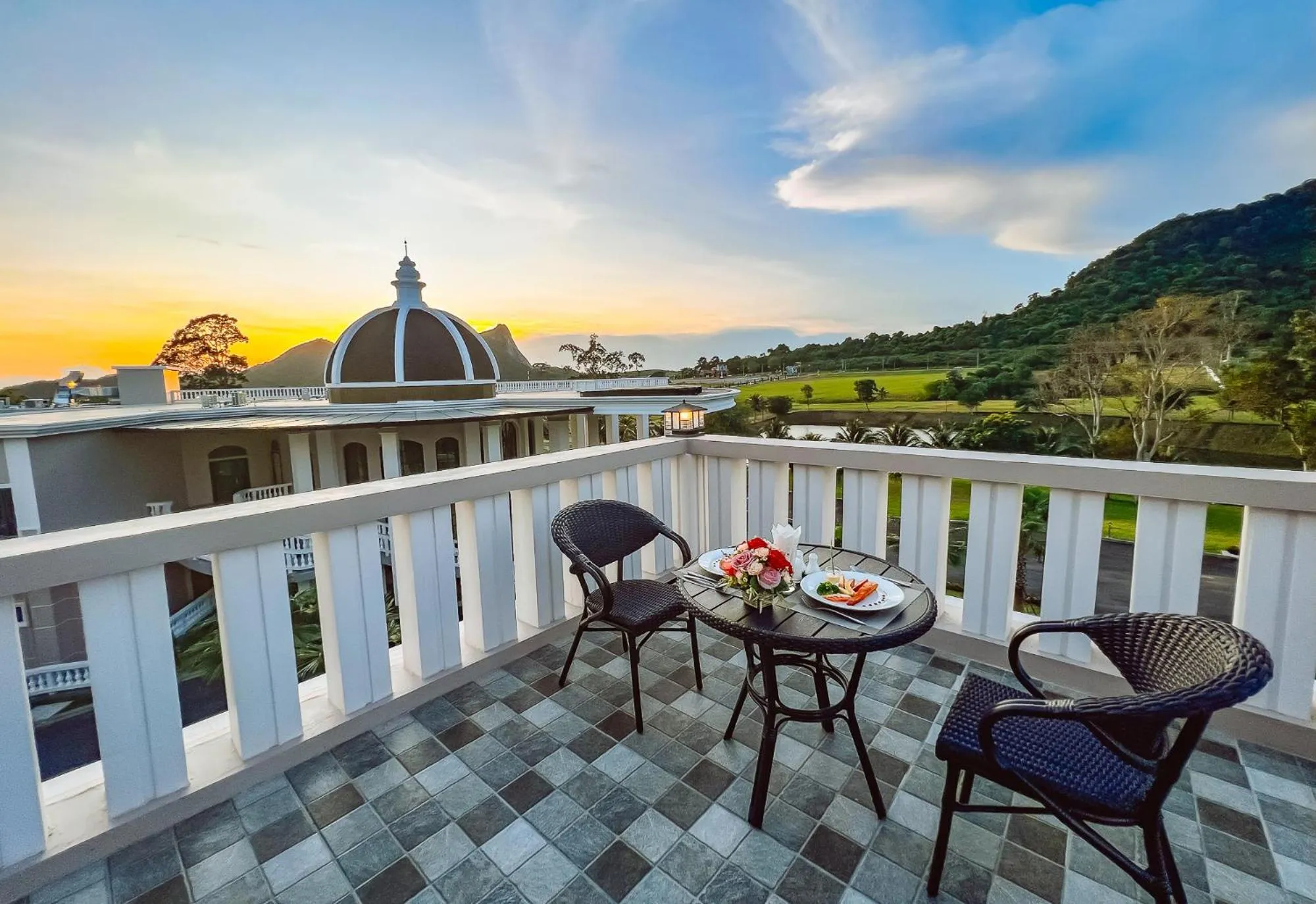 Balcony/Terrace in Grand Lord Hotel & Residence - Khao chi chan Pattaya