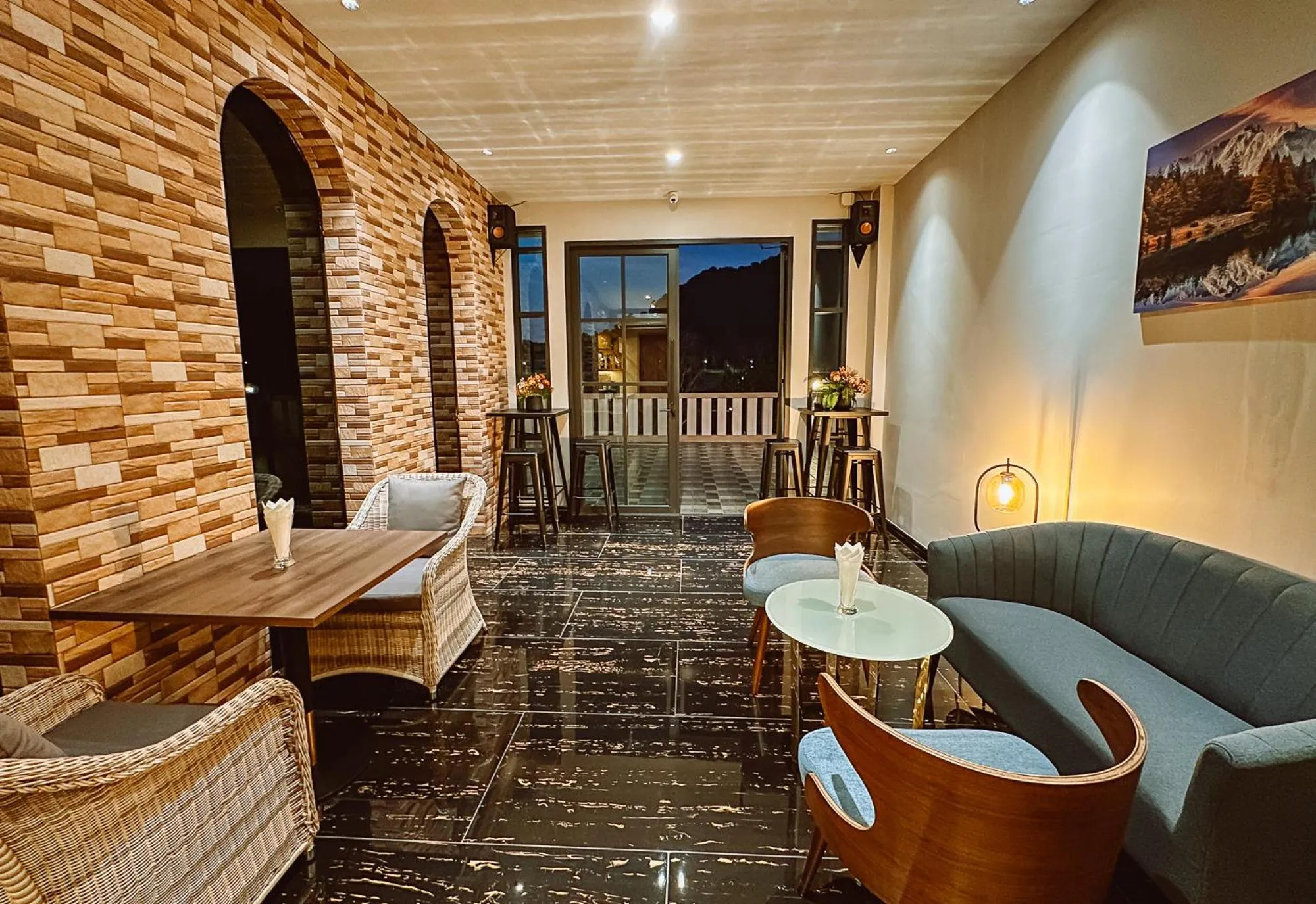 Lounge or bar in Grand Lord Hotel & Residence - Khao chi chan Pattaya