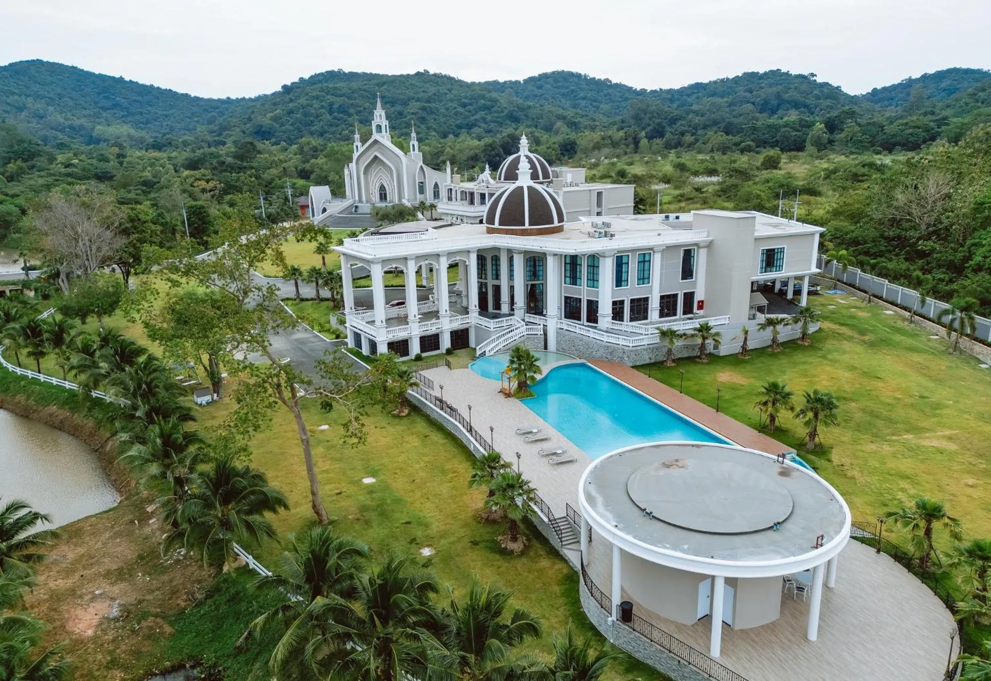 Property building in Grand Lord Hotel & Residence - Khao chi chan Pattaya