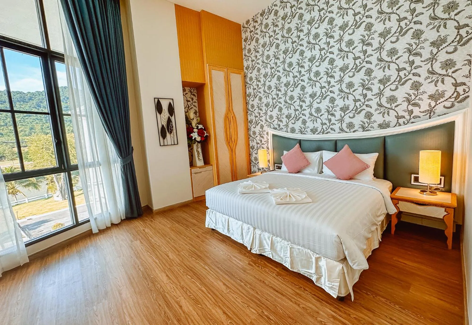 Bedroom, Bed in Grand Lord Hotel & Residence - Khao chi chan Pattaya