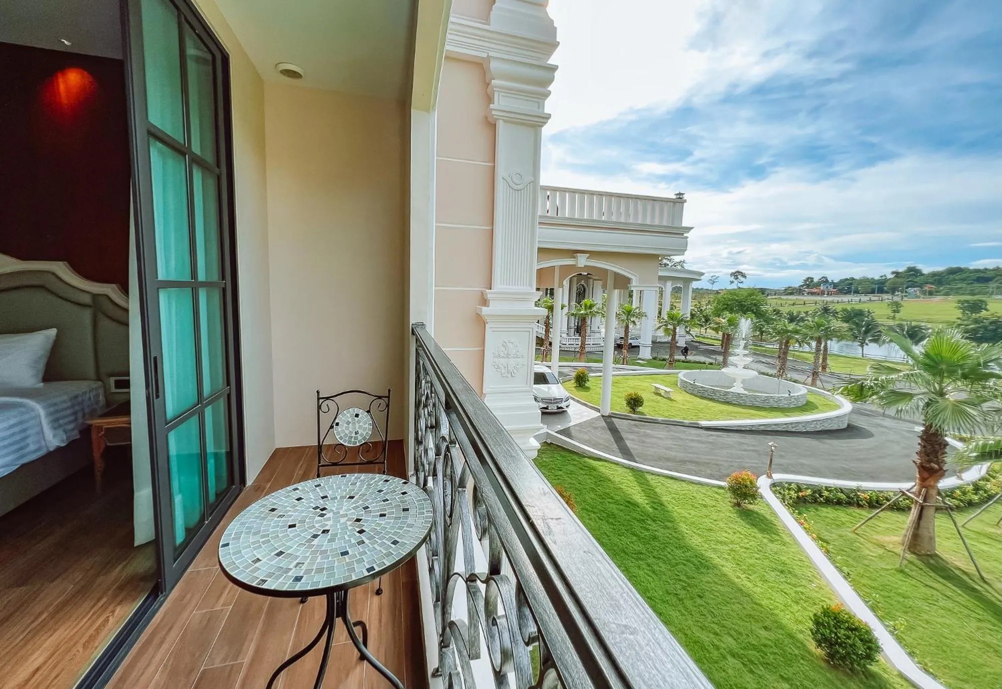 Balcony/Terrace in Grand Lord Hotel & Residence - Khao chi chan Pattaya