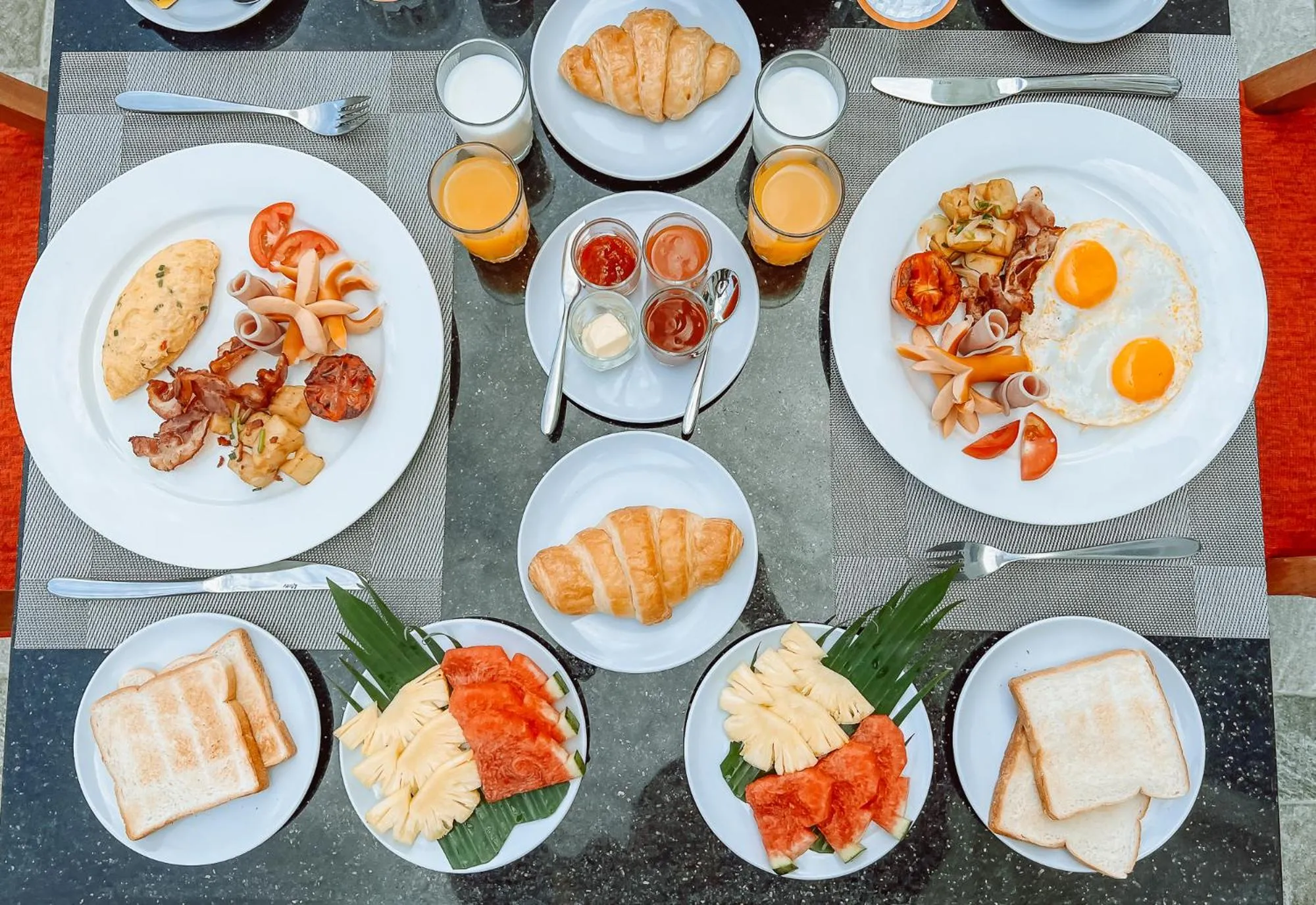 Restaurant/places to eat in Grand Lord Hotel & Residence - Khao chi chan Pattaya