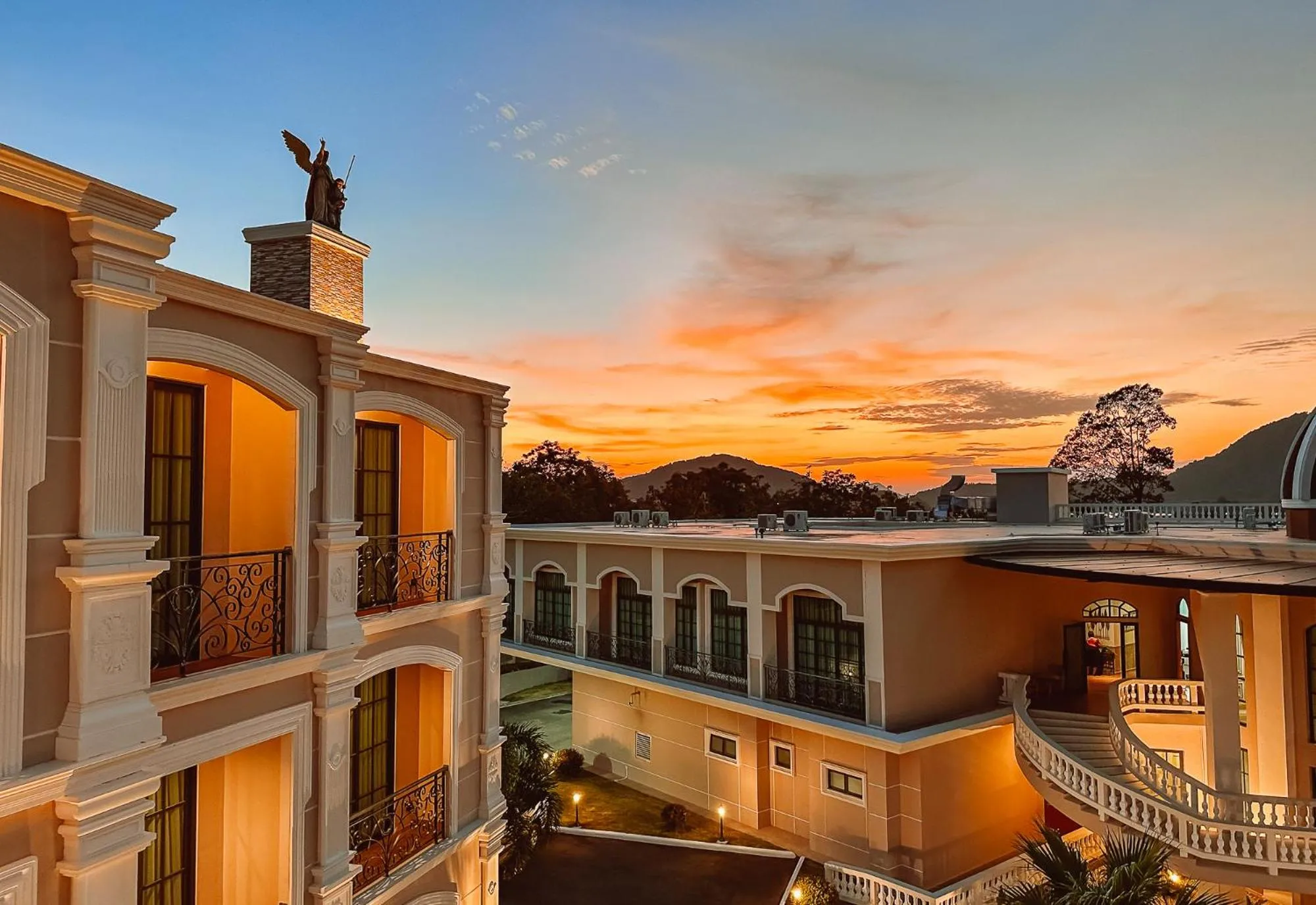 Property building in Grand Lord Hotel & Residence - Khao chi chan Pattaya