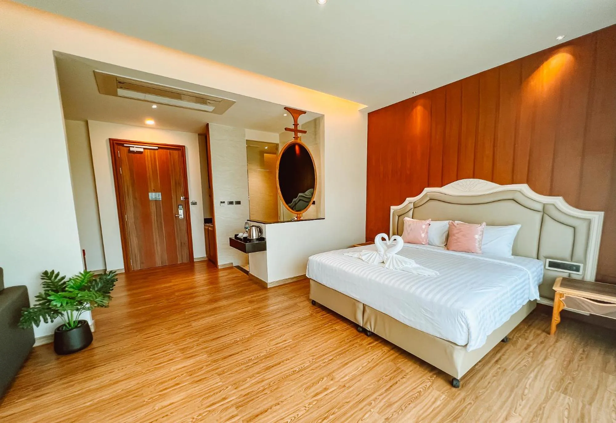 Bedroom, Bed in Grand Lord Hotel & Residence - Khao chi chan Pattaya