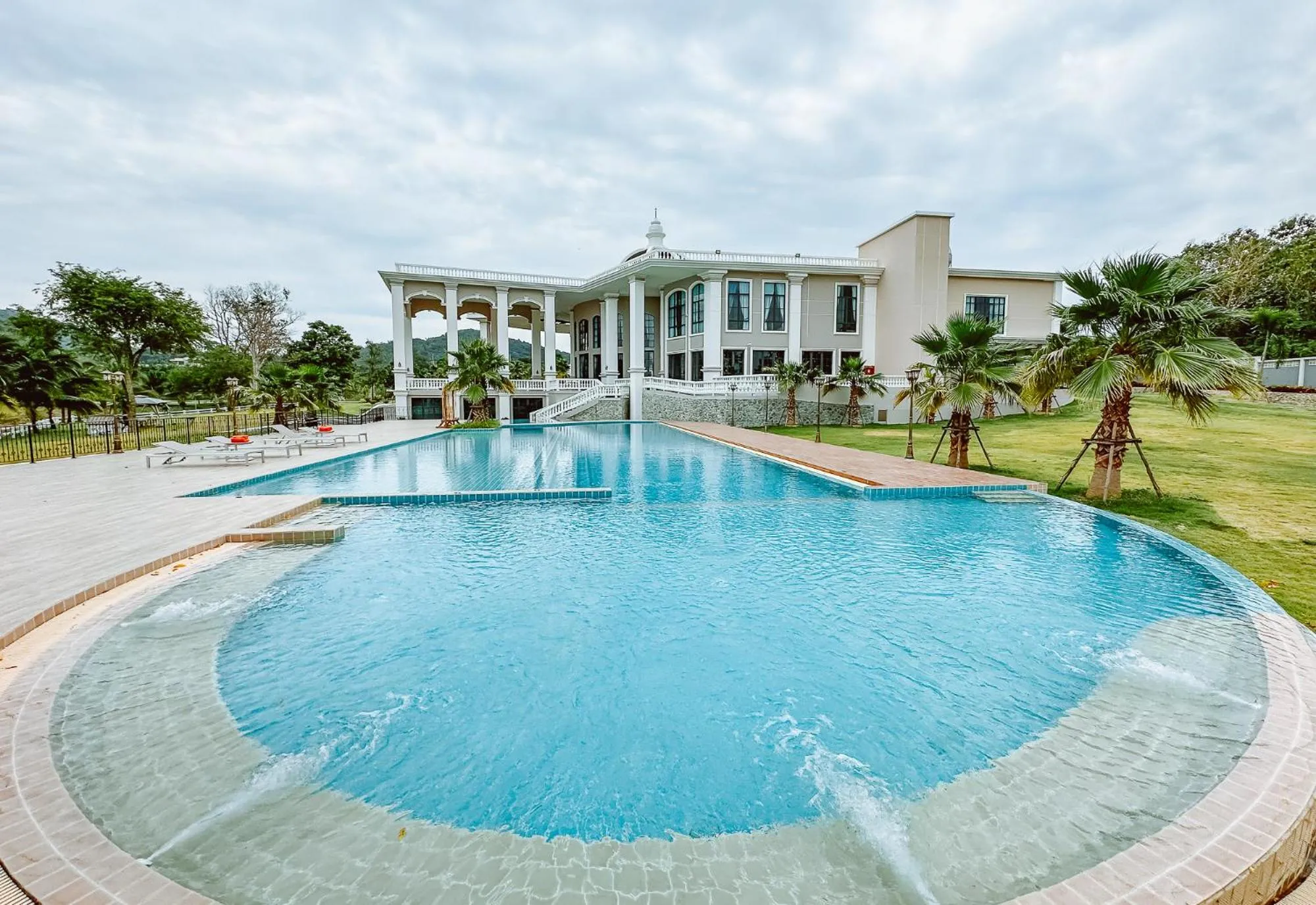 Swimming pool in Grand Lord Hotel & Residence - Khao chi chan Pattaya