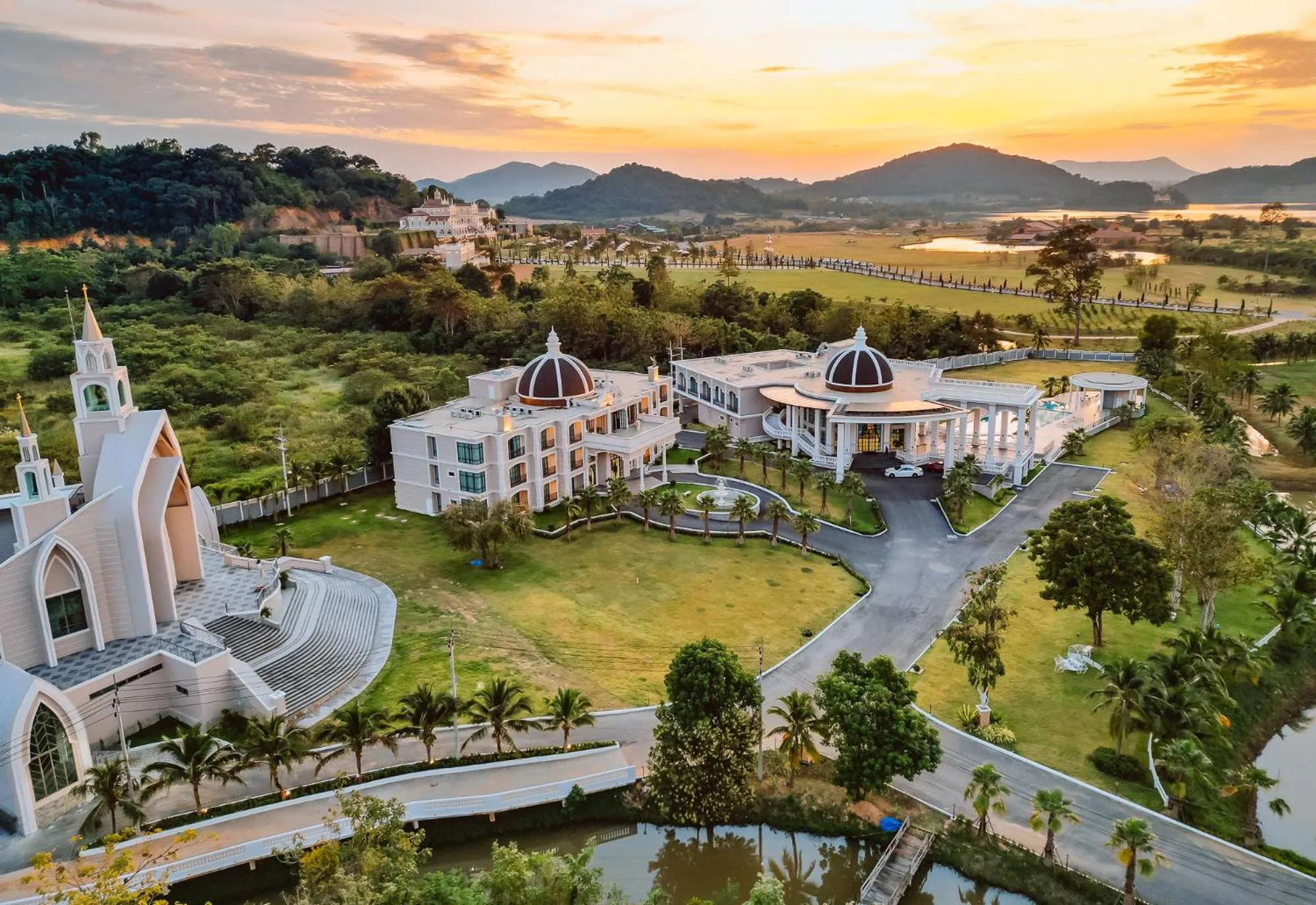 Property building in Grand Lord Hotel & Residence - Khao chi chan Pattaya