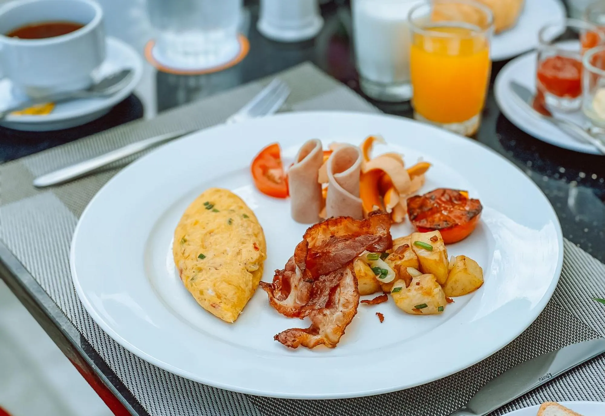 Restaurant/places to eat in Grand Lord Hotel & Residence - Khao chi chan Pattaya