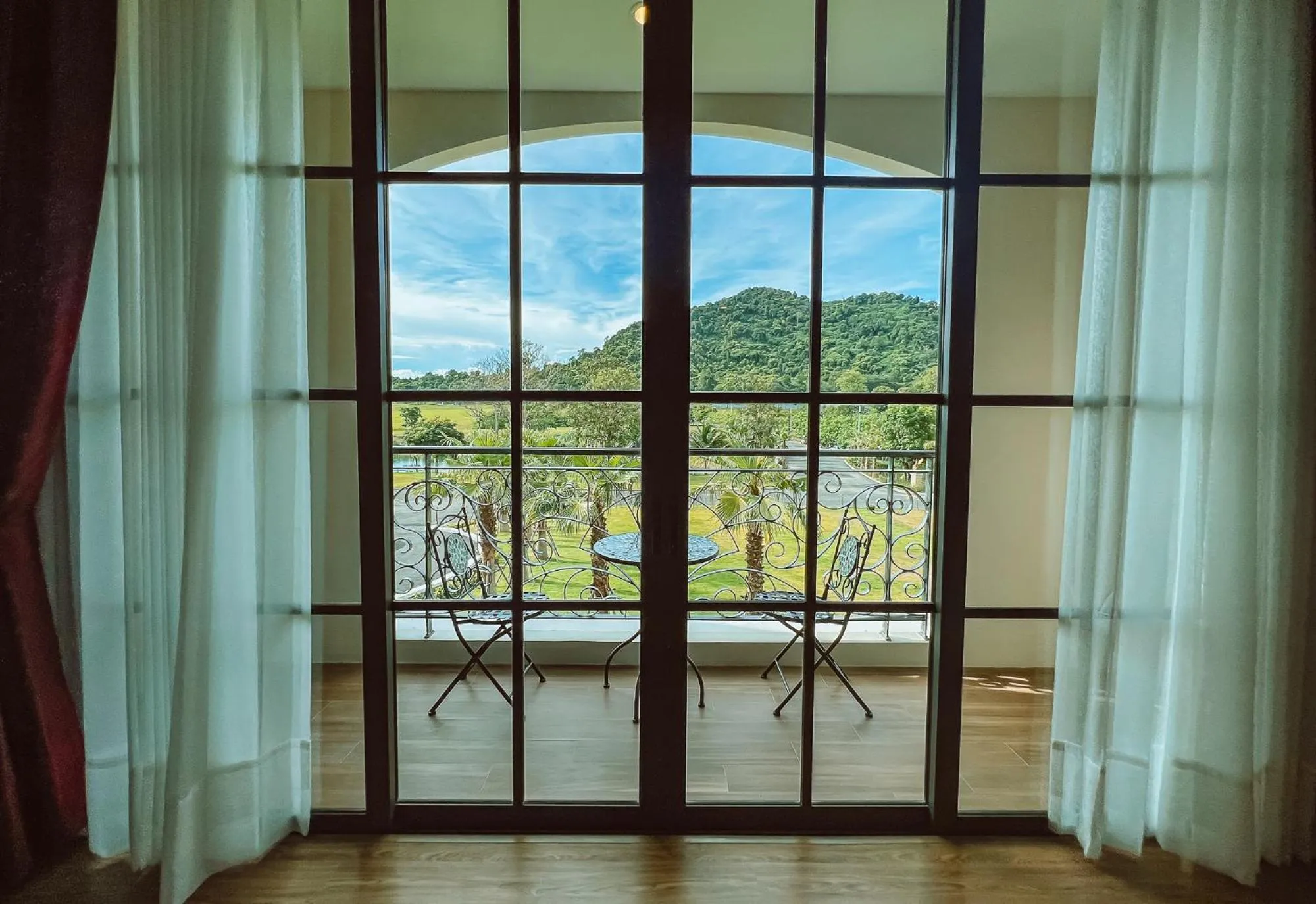 Balcony/Terrace in Grand Lord Hotel & Residence - Khao chi chan Pattaya