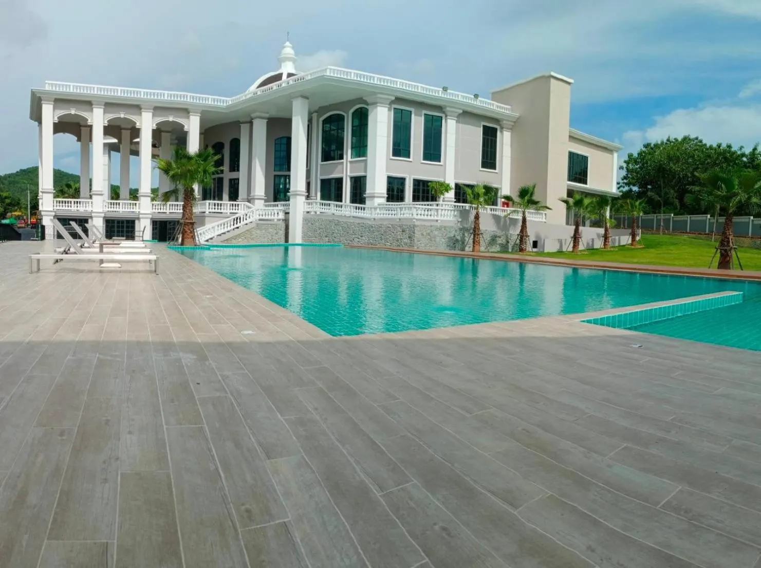 Swimming pool in Grand Lord Hotel & Residence - Khao chi chan Pattaya