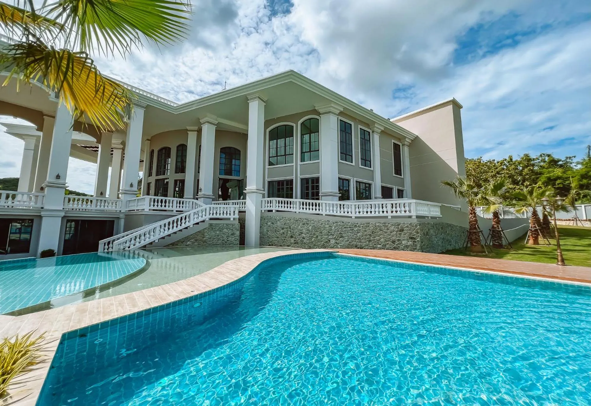 Property building in Grand Lord Hotel & Residence - Khao chi chan Pattaya