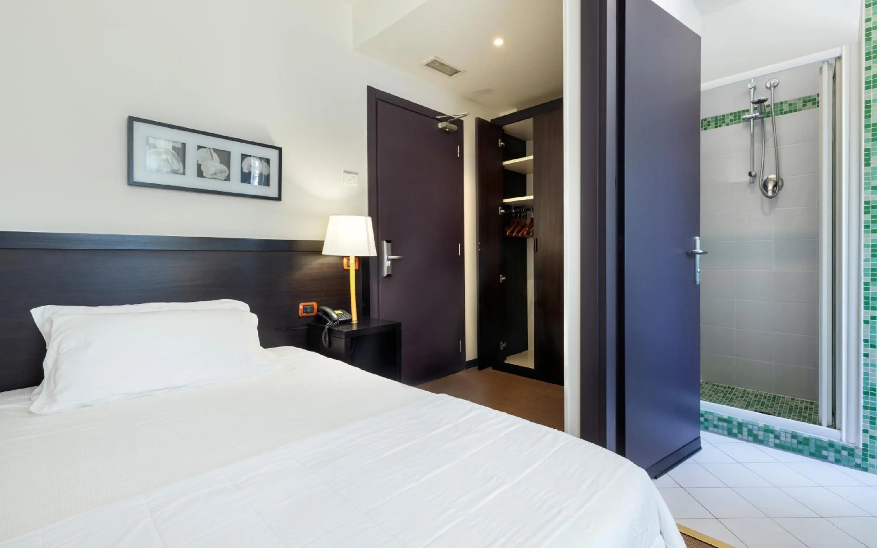 Shower, Bed in Hotel Mosaico