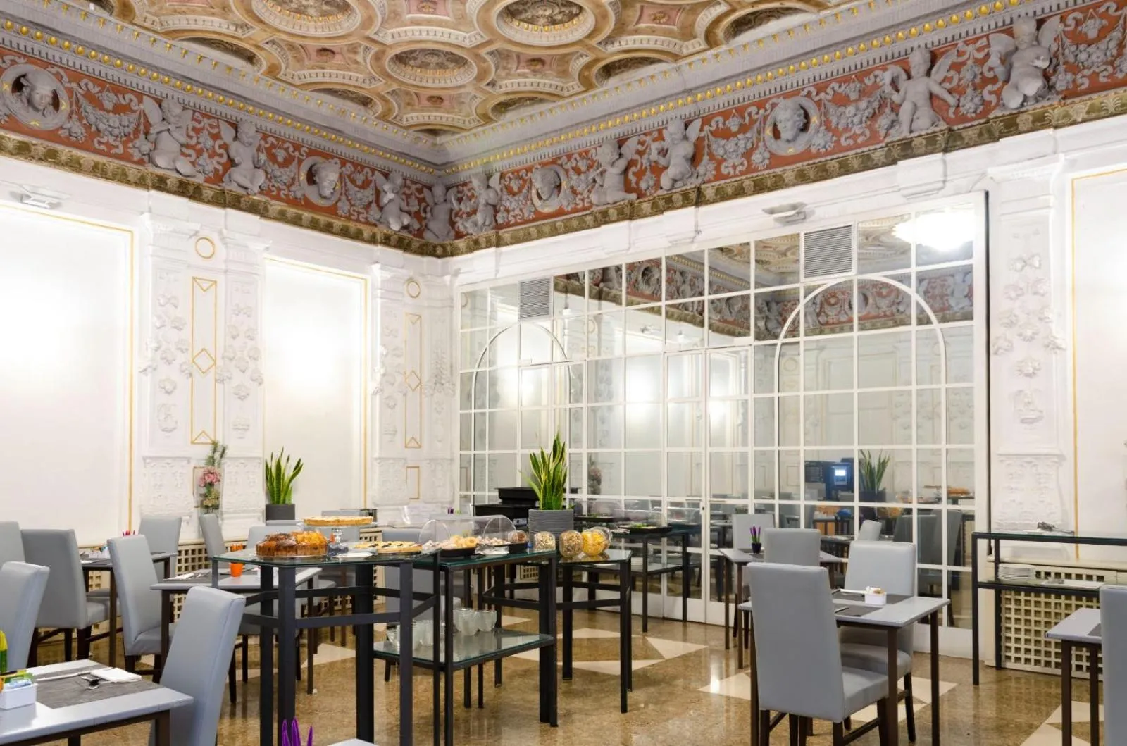 Restaurant/places to eat in Hotel Traiano
