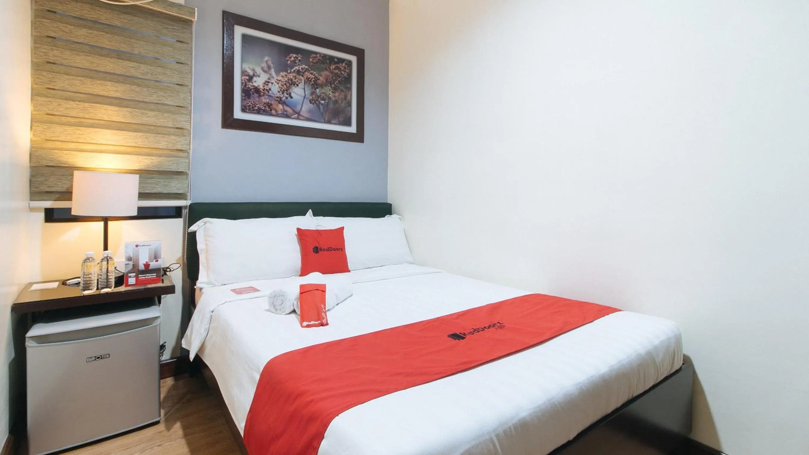 Photo of the whole room in RedDoorz @ Gardenview Hotel GTower Angeles