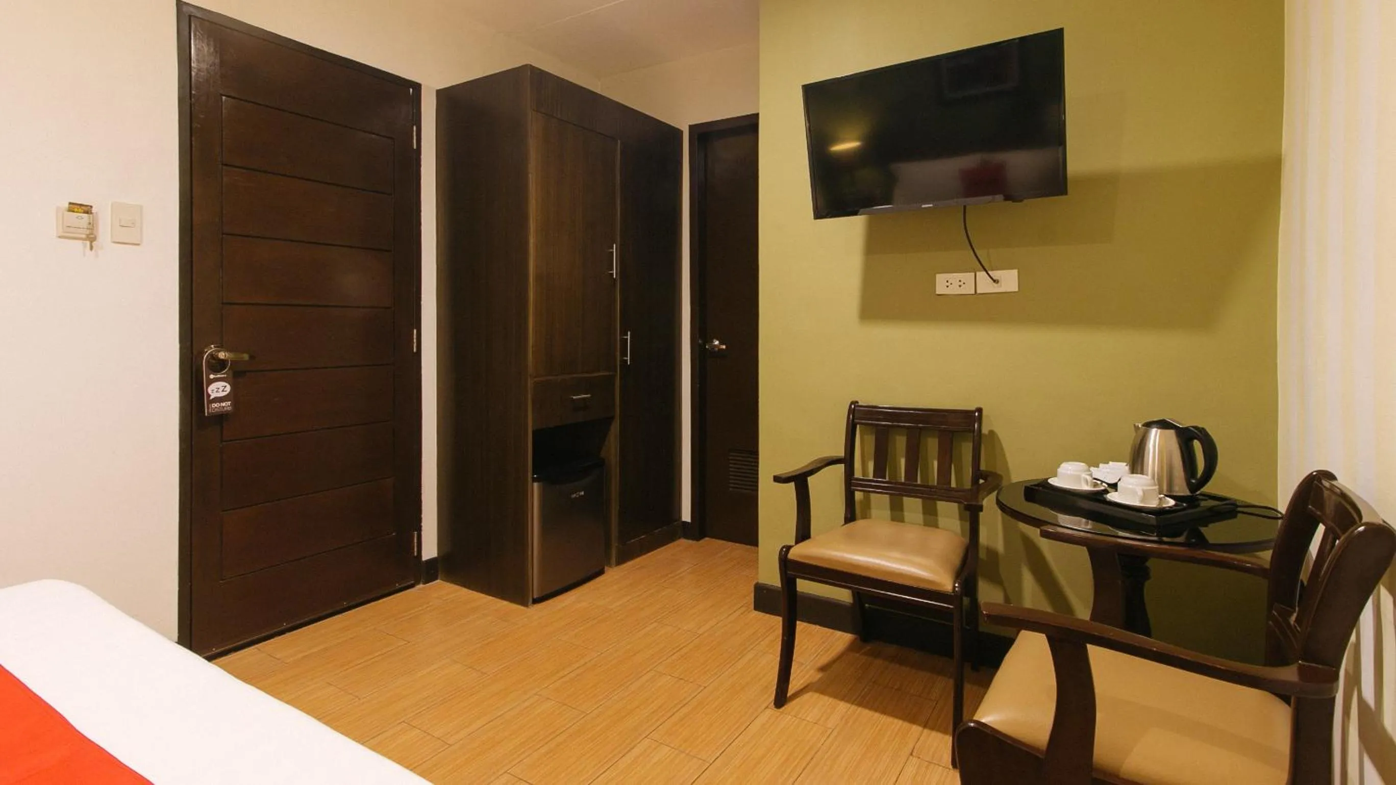 TV and multimedia in RedDoorz @ Gardenview Hotel GTower Angeles