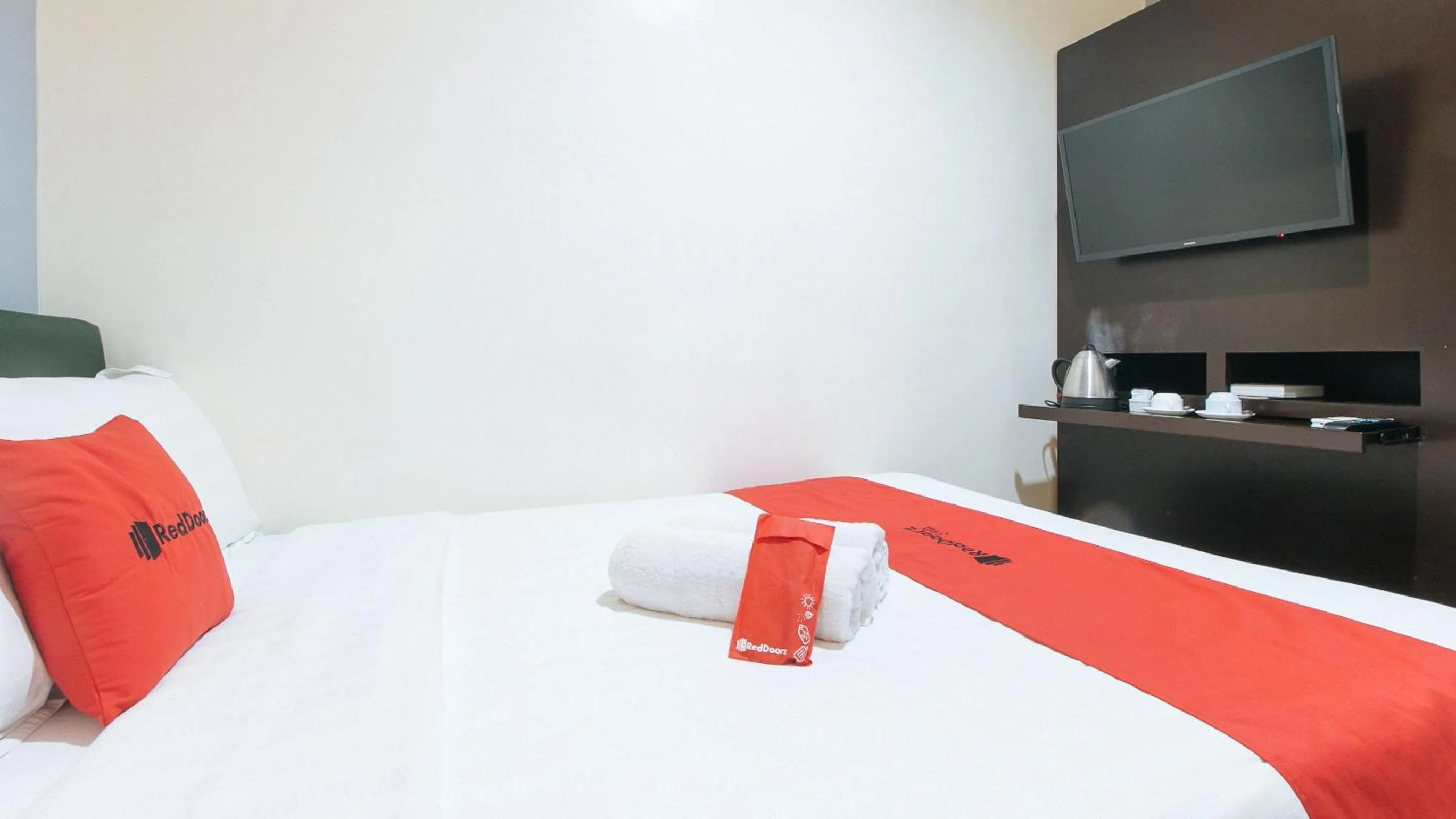 Photo of the whole room in RedDoorz @ Gardenview Hotel GTower Angeles