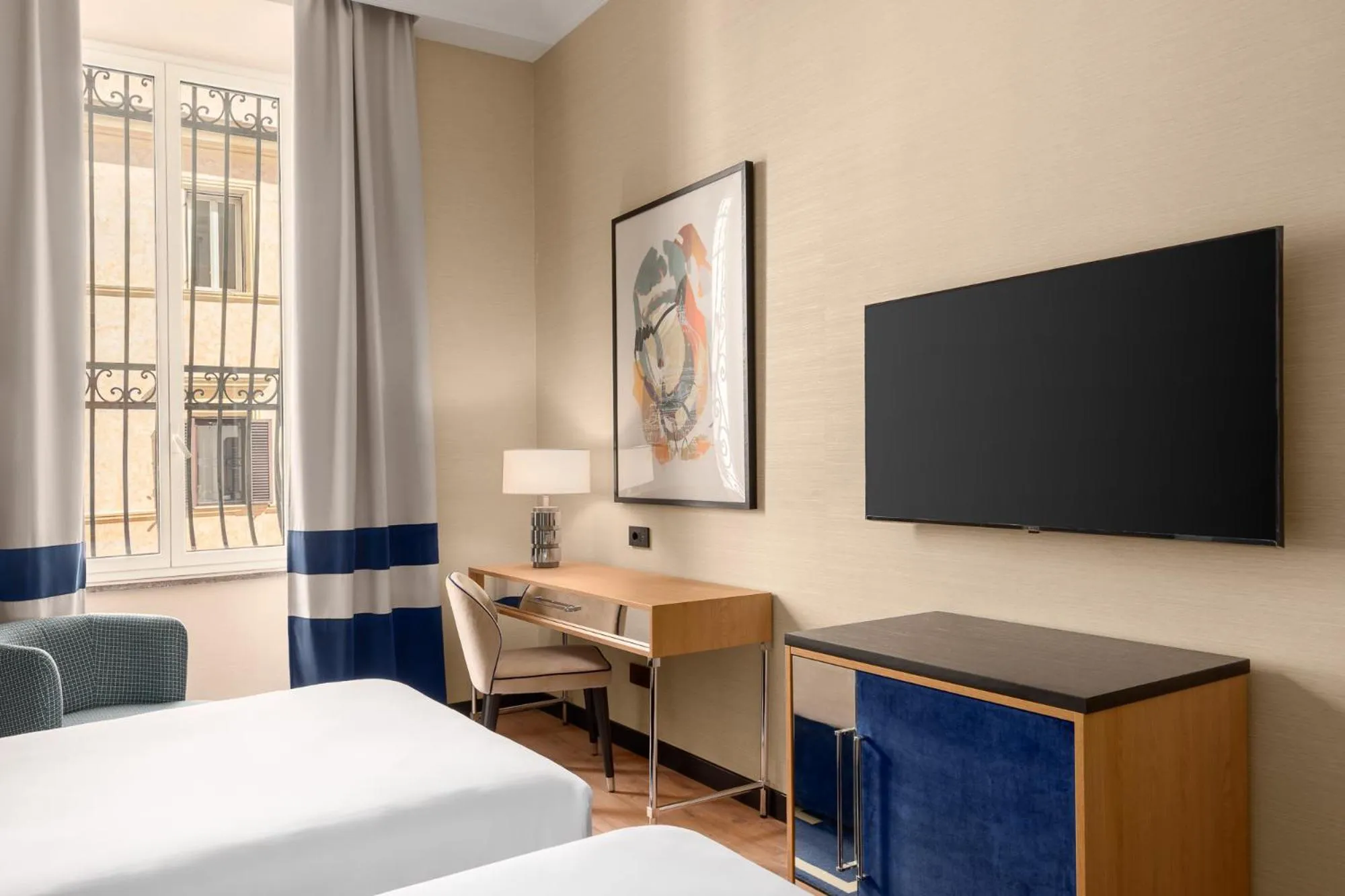 Bed in Room Mate Collection Mia, Rome Colosseum