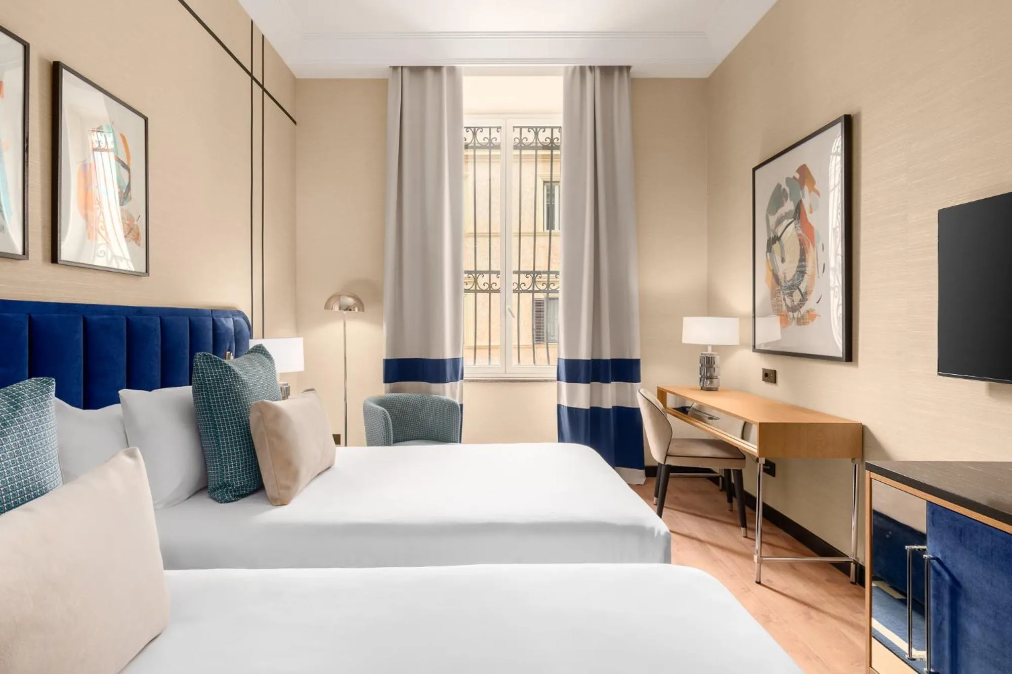 Bed in Room Mate Collection Mia, Rome Colosseum