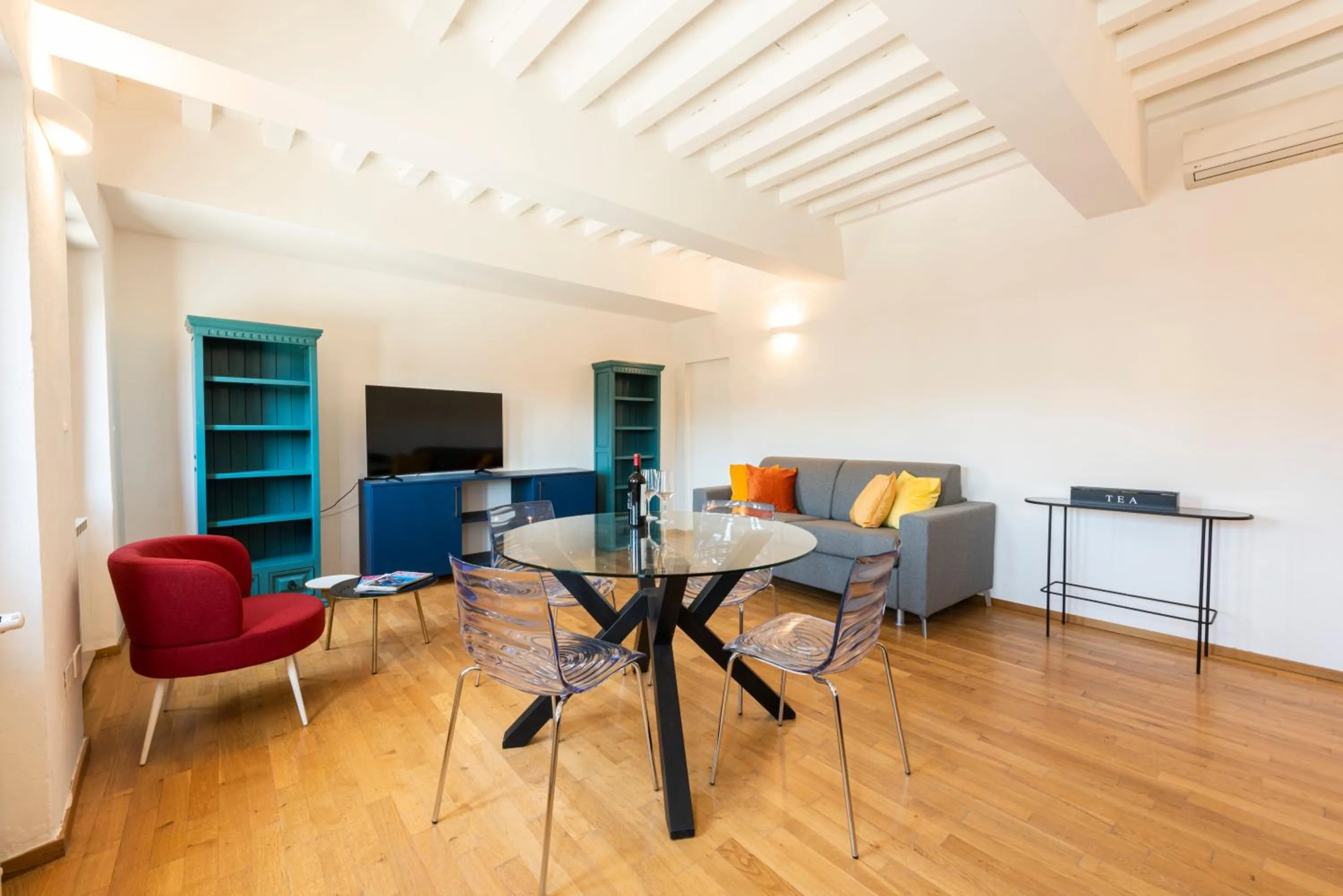 Living room in Santa Croce Palace by Mmega