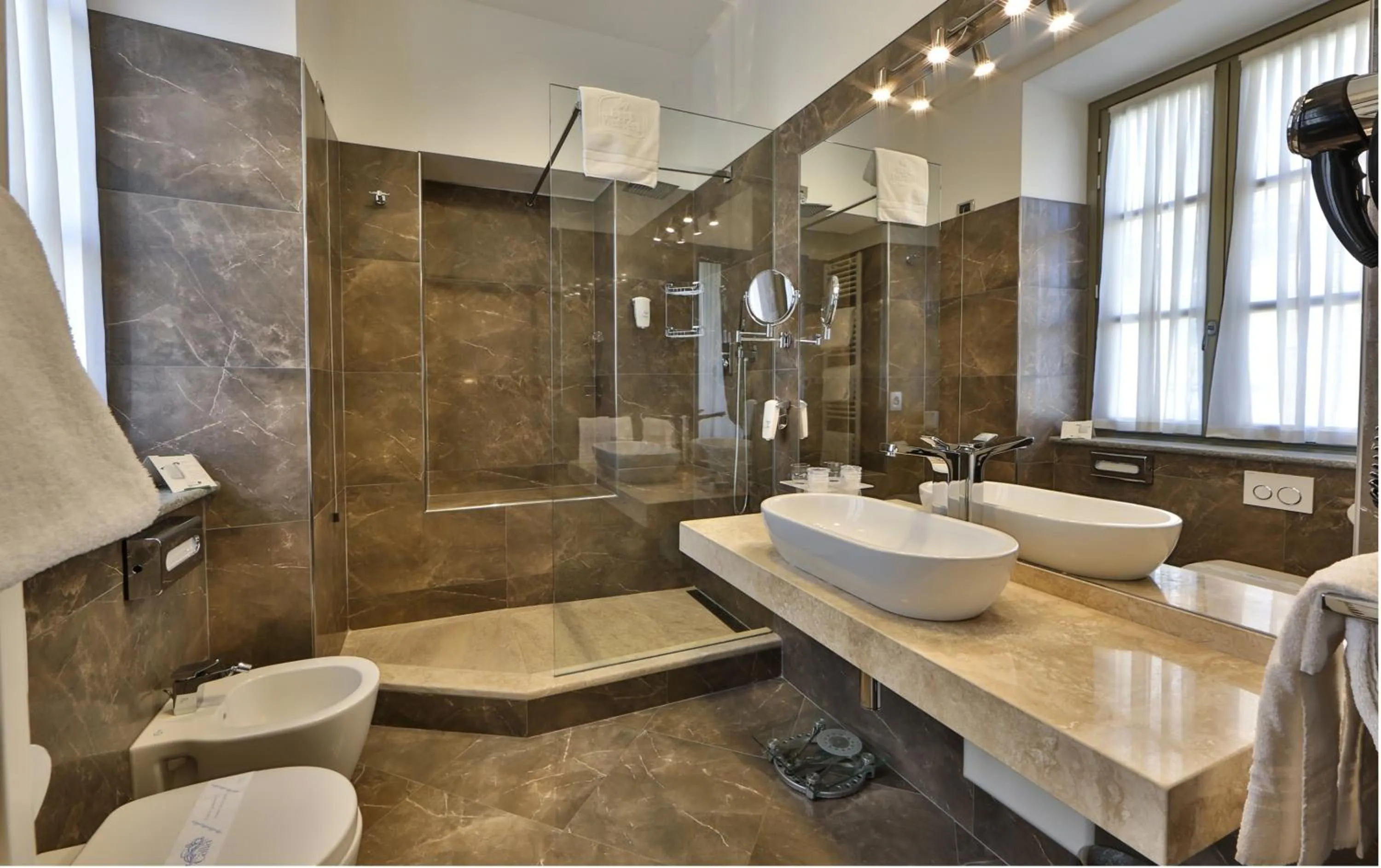 Shower in Best Western Plus Hotel Genova