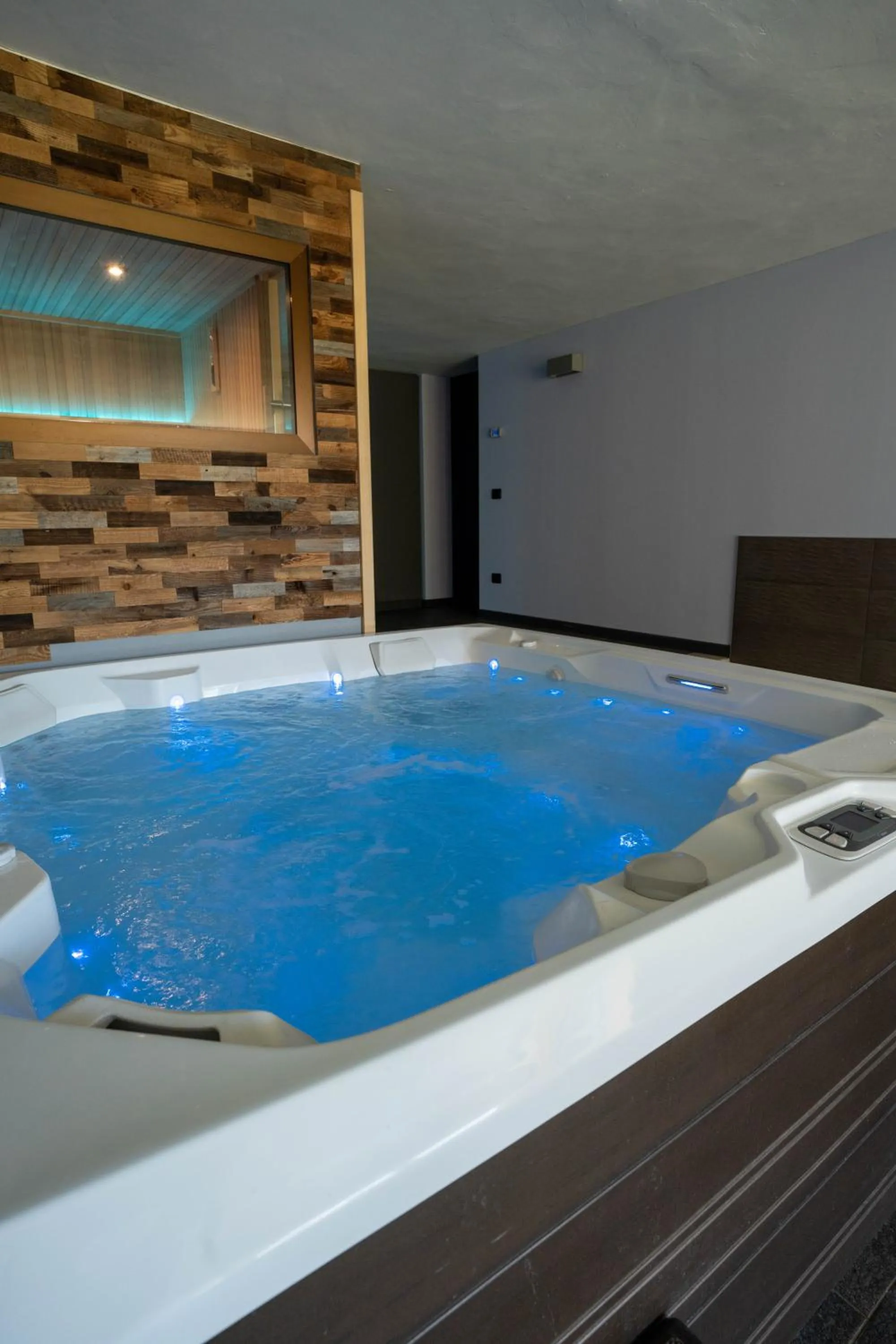 Hot Tub in Hotel L'Approdo