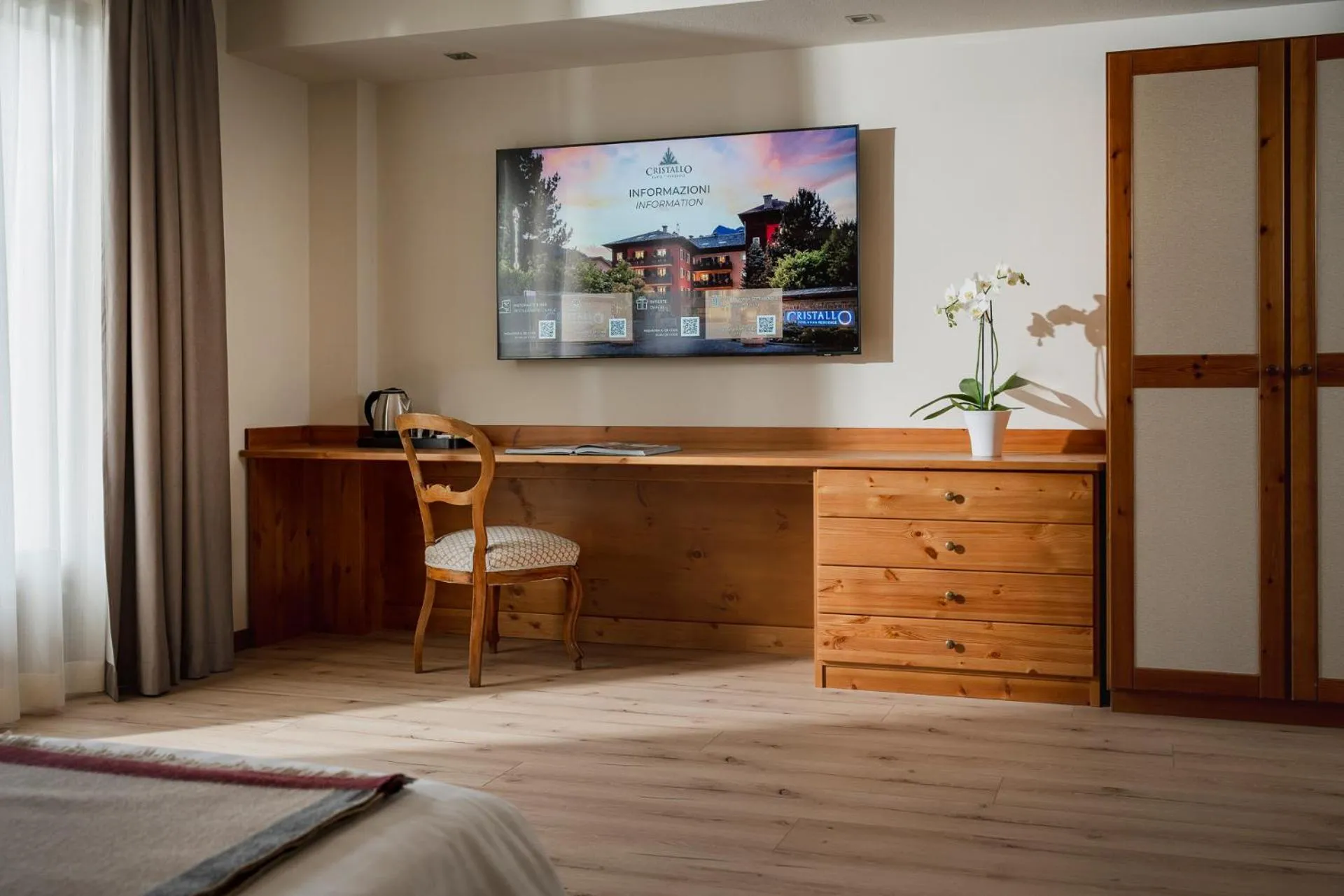 TV and multimedia, Bed in Hotel Cristallo