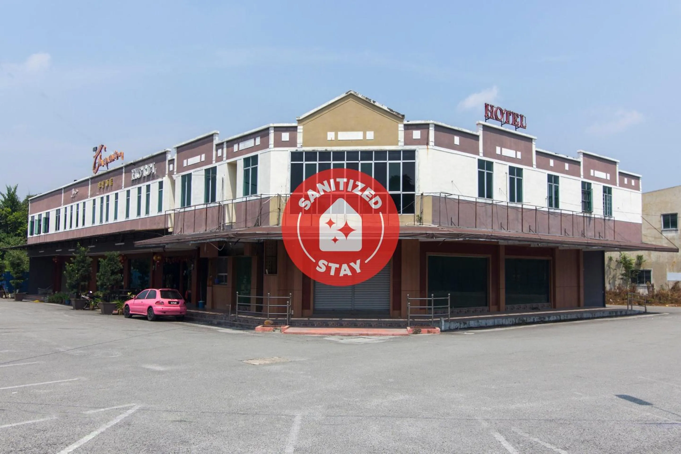 Facade/entrance in Chemor Inn