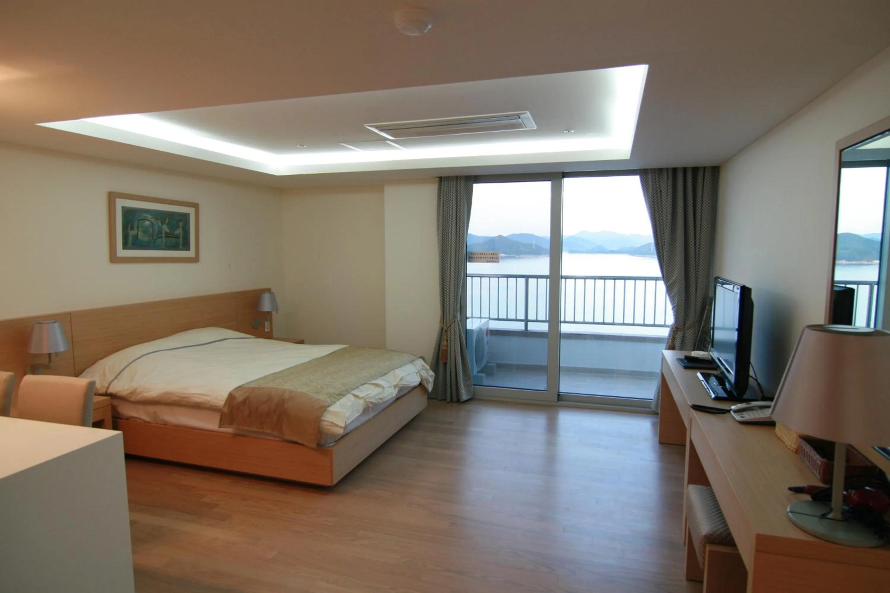 Photo of the whole room, Bed in Kumho Tongyeong Marina Resort
