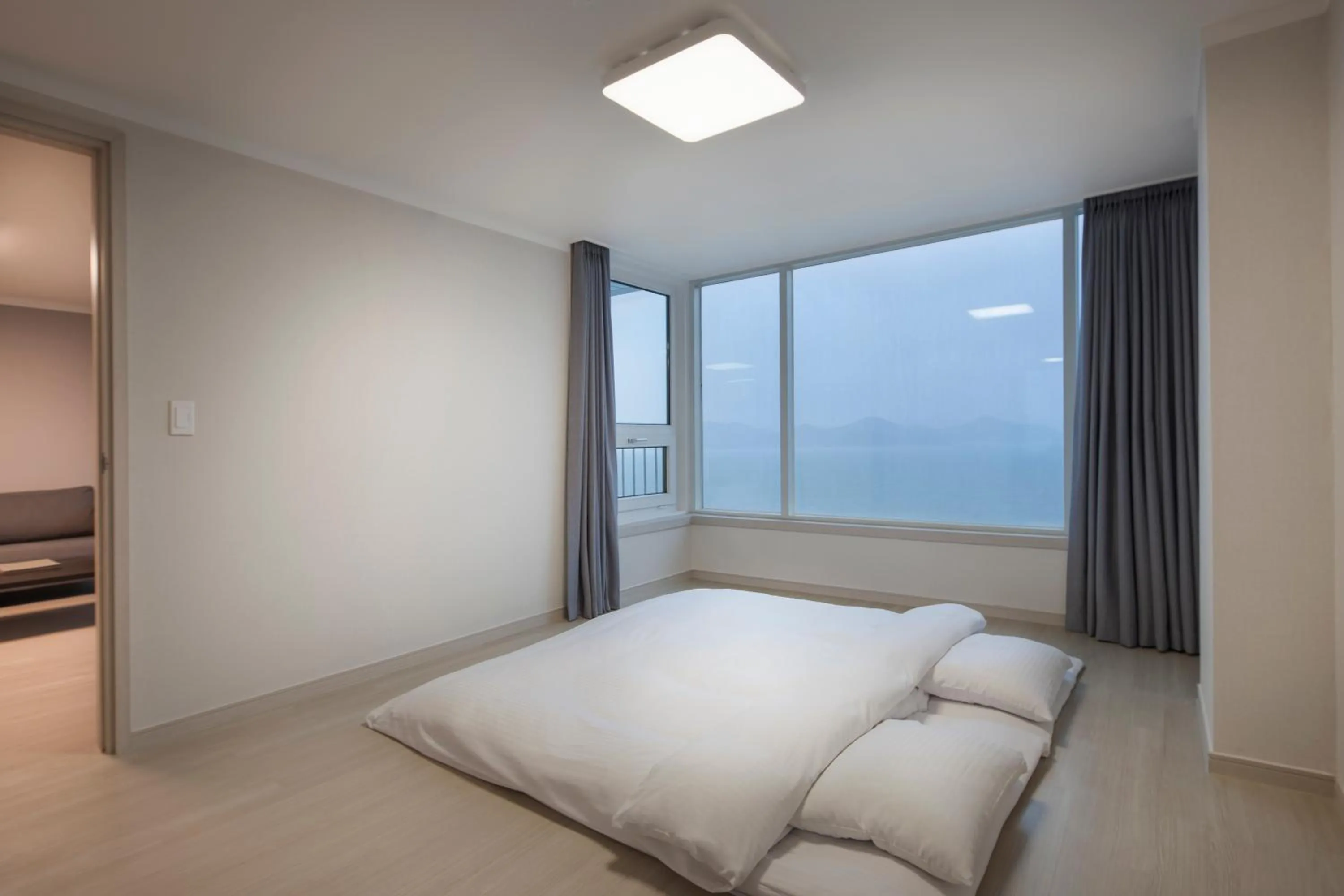 Bed in Kumho Tongyeong Marina Resort