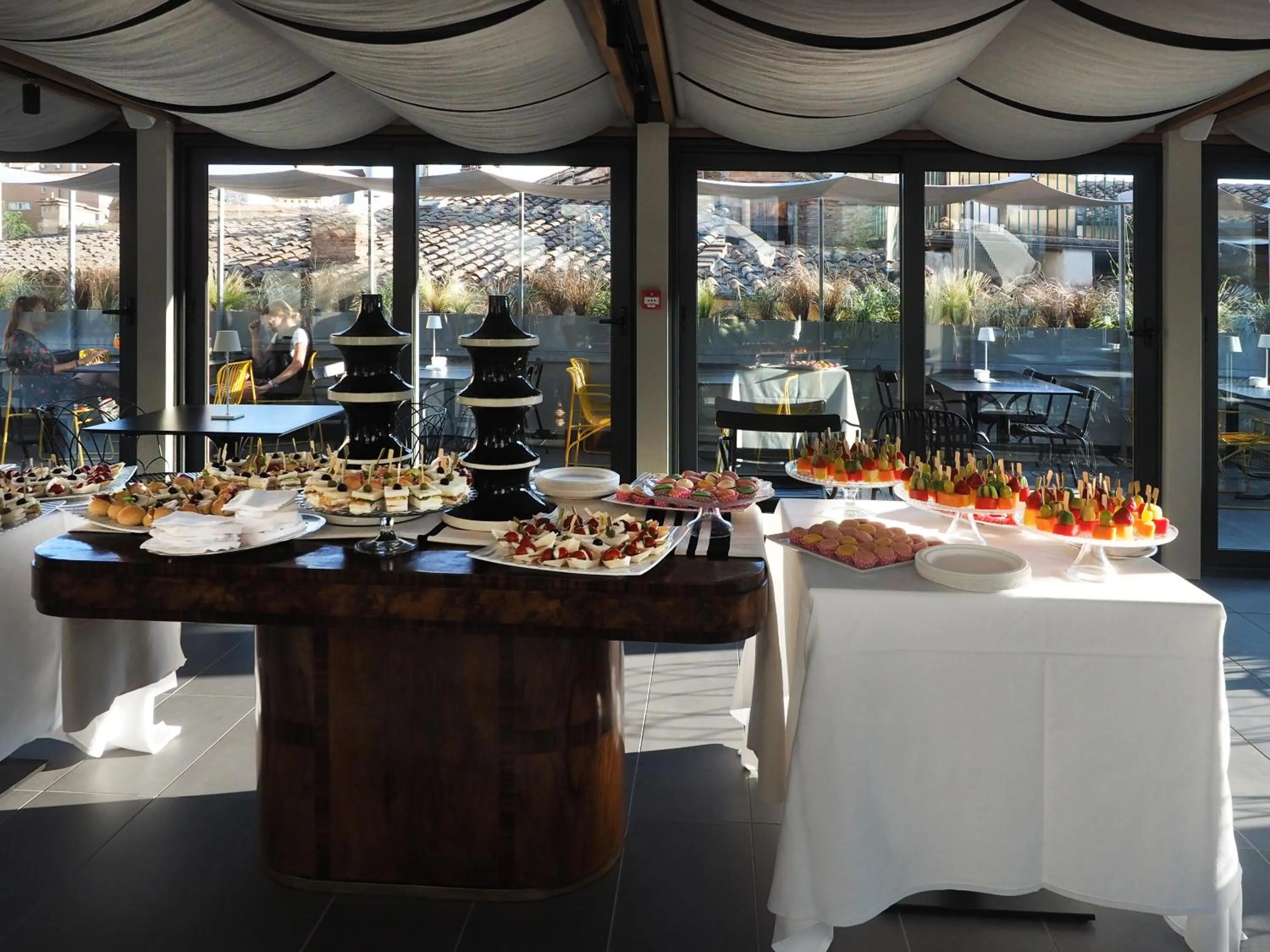 Restaurant/places to eat in Hotel Priori Secret Garden