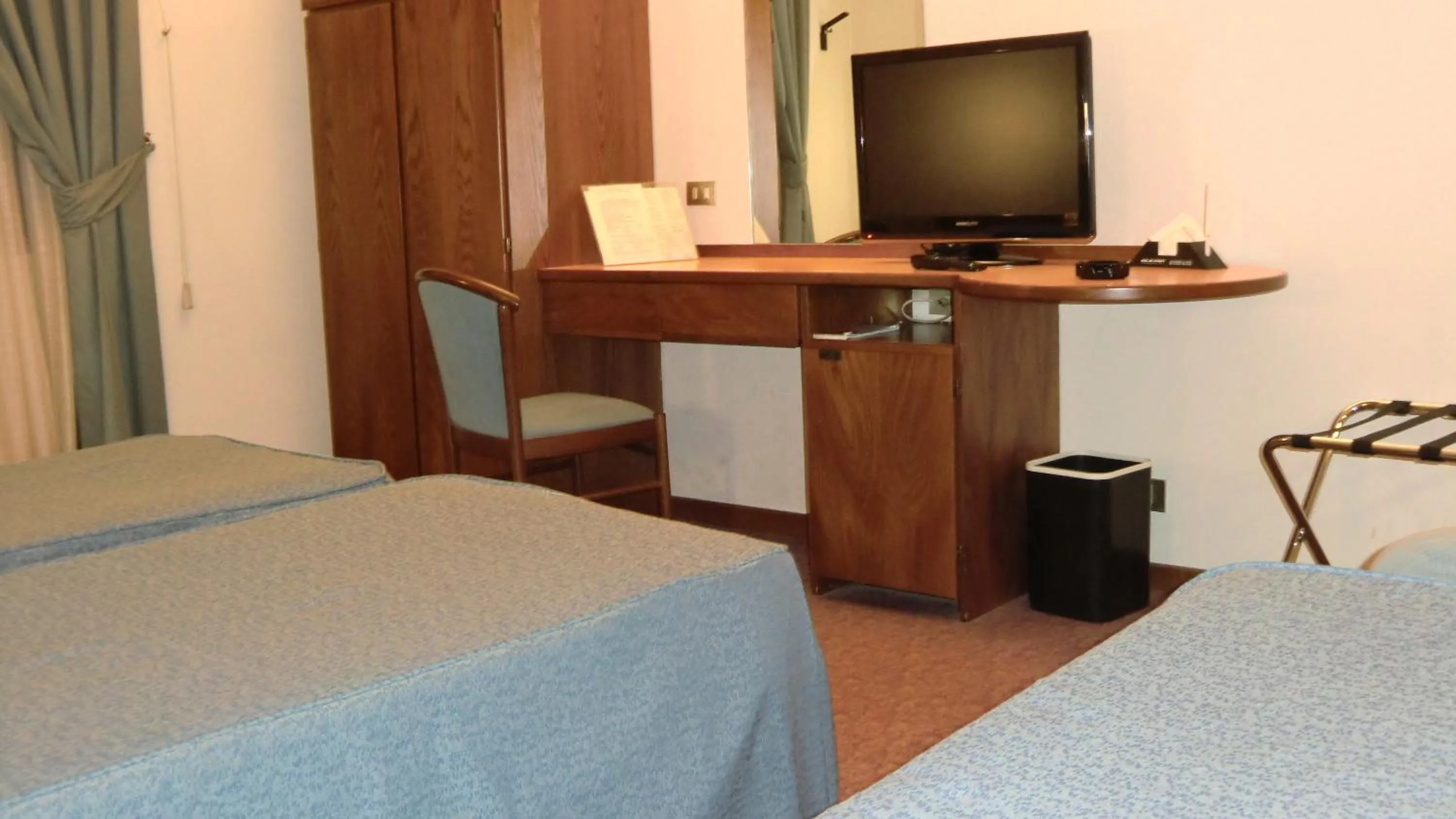 Shower, Bed in Hotel Giardino