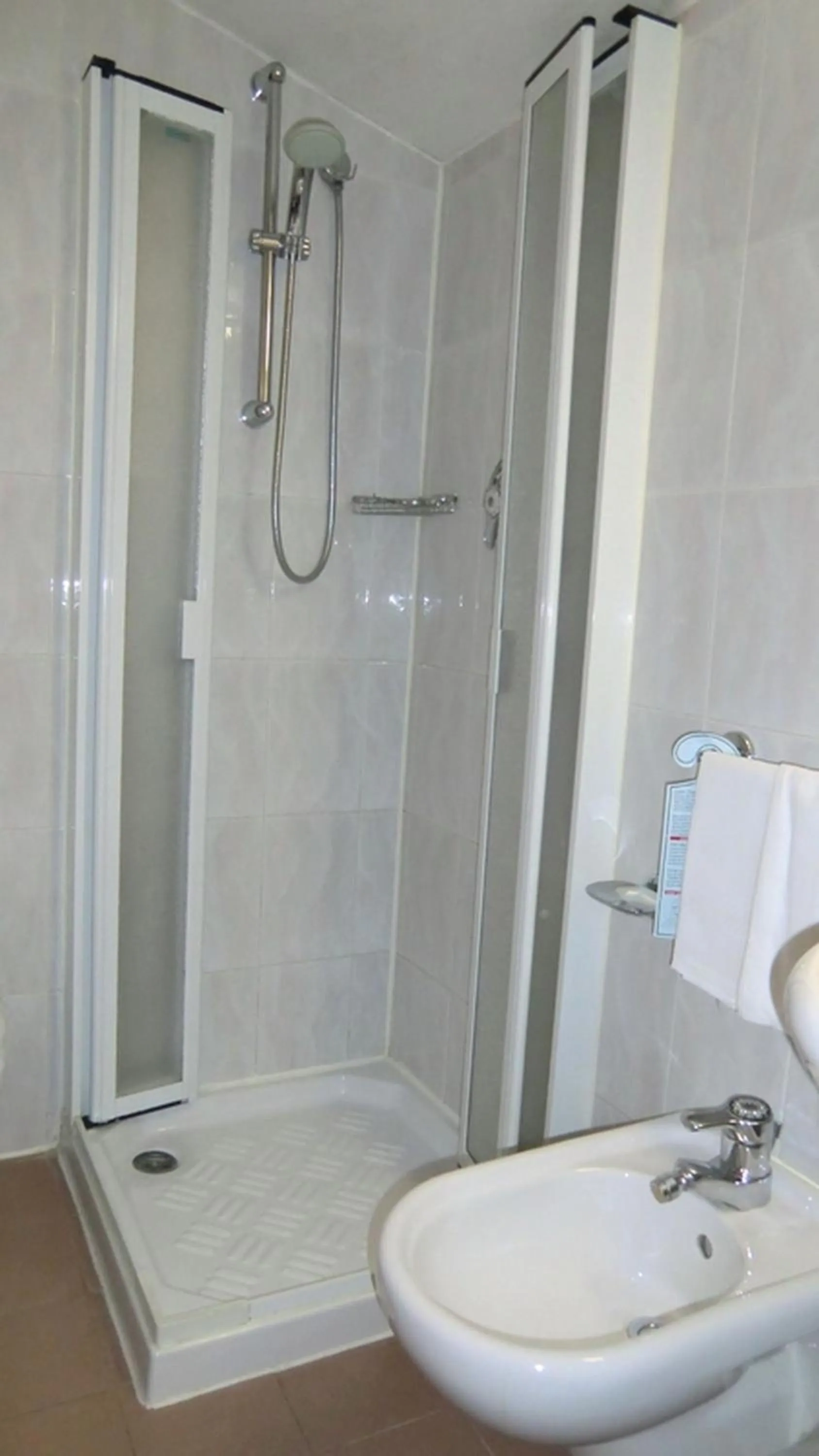 Shower in Hotel Giardino