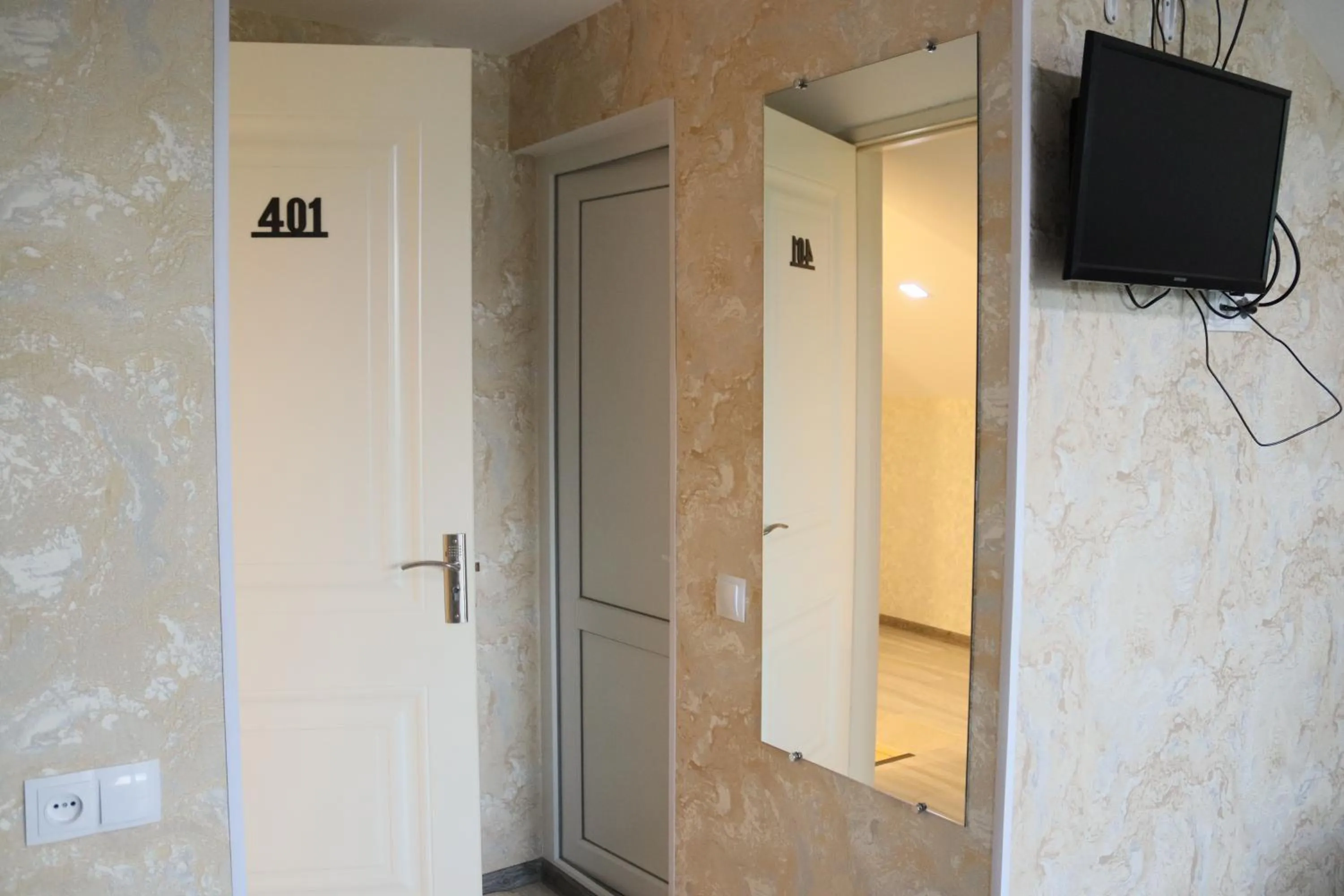 TV and multimedia in Hotel West Face