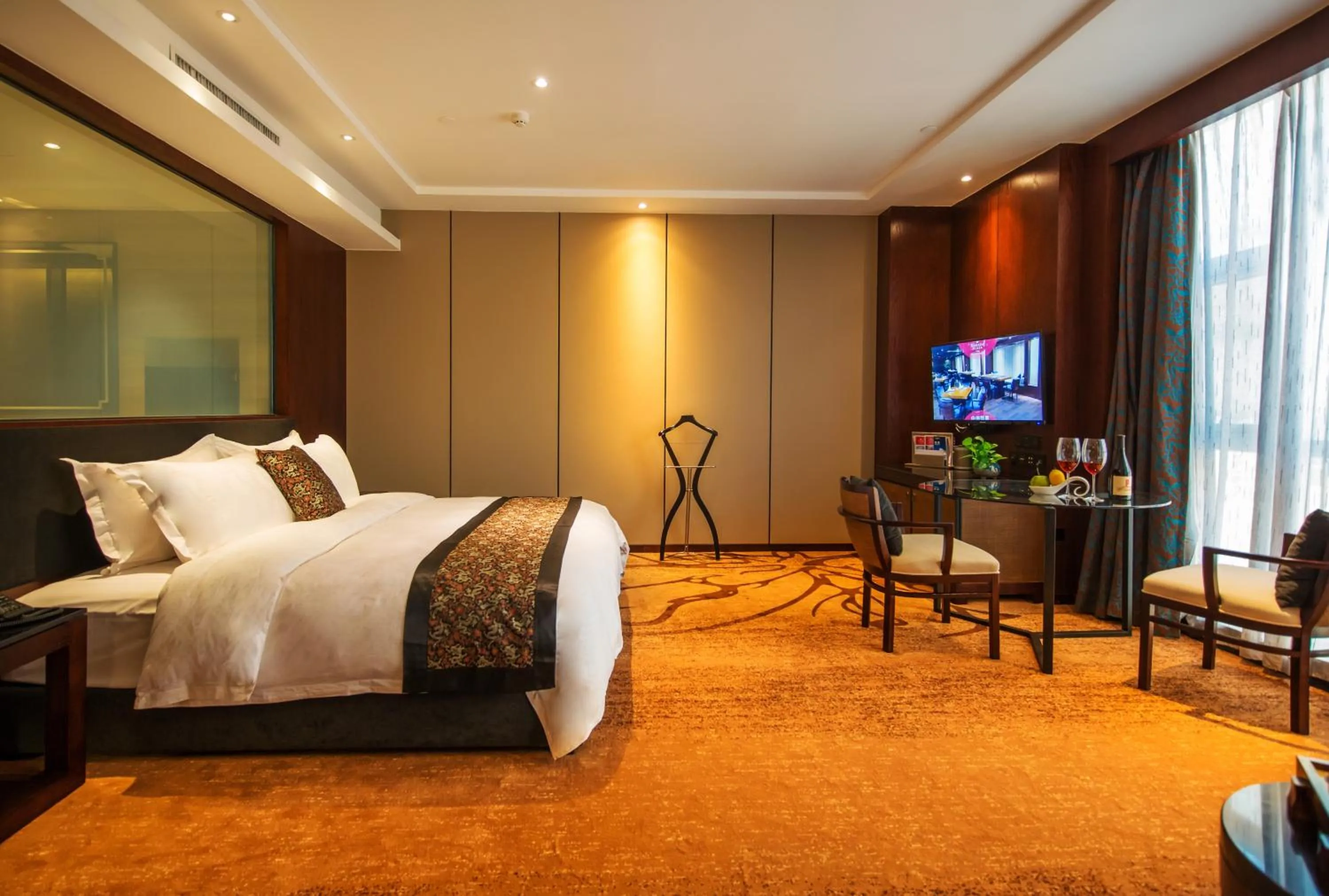 Photo of the whole room, Bed in Fulitai International Hotel