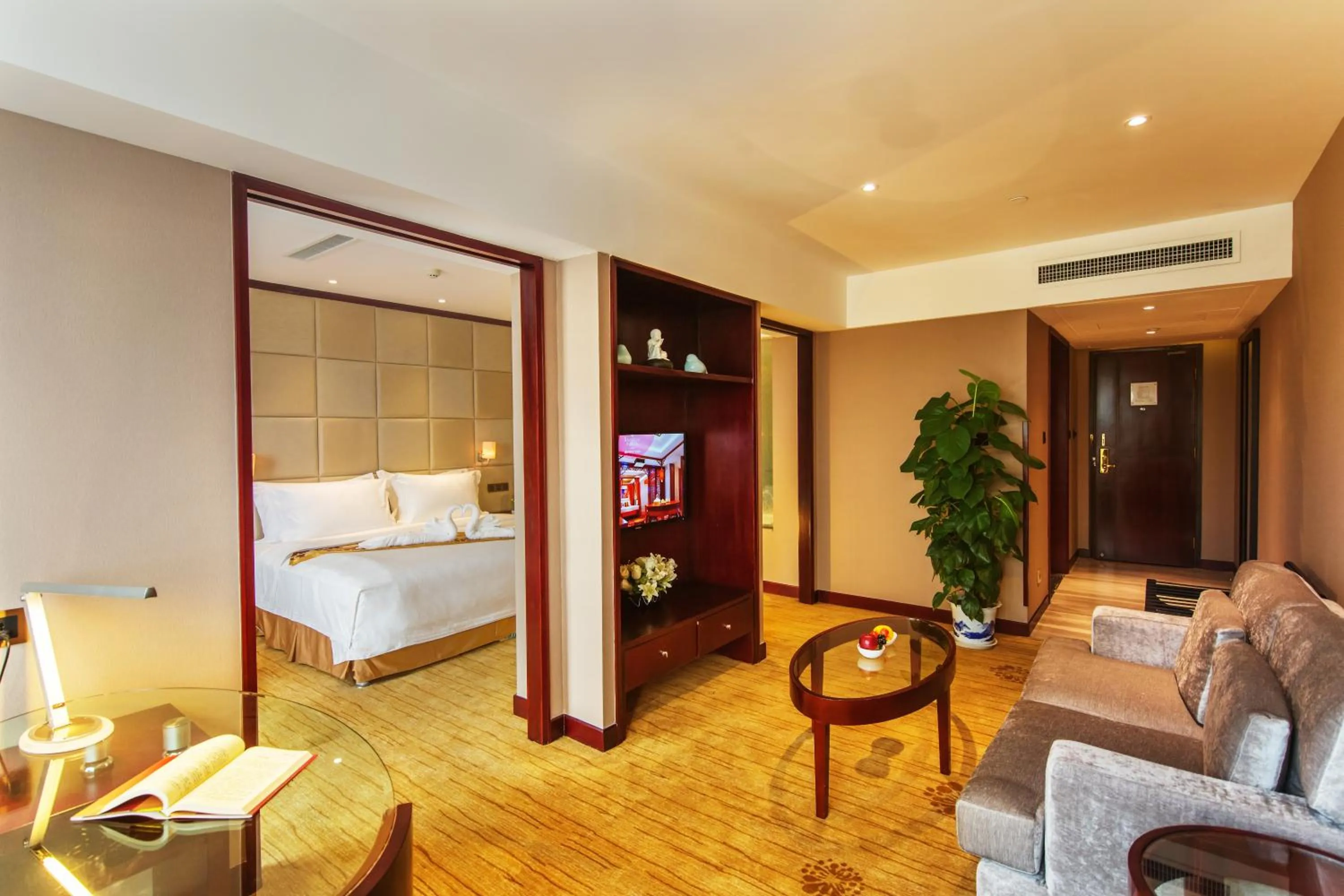 Photo of the whole room, Bed in Fulitai International Hotel