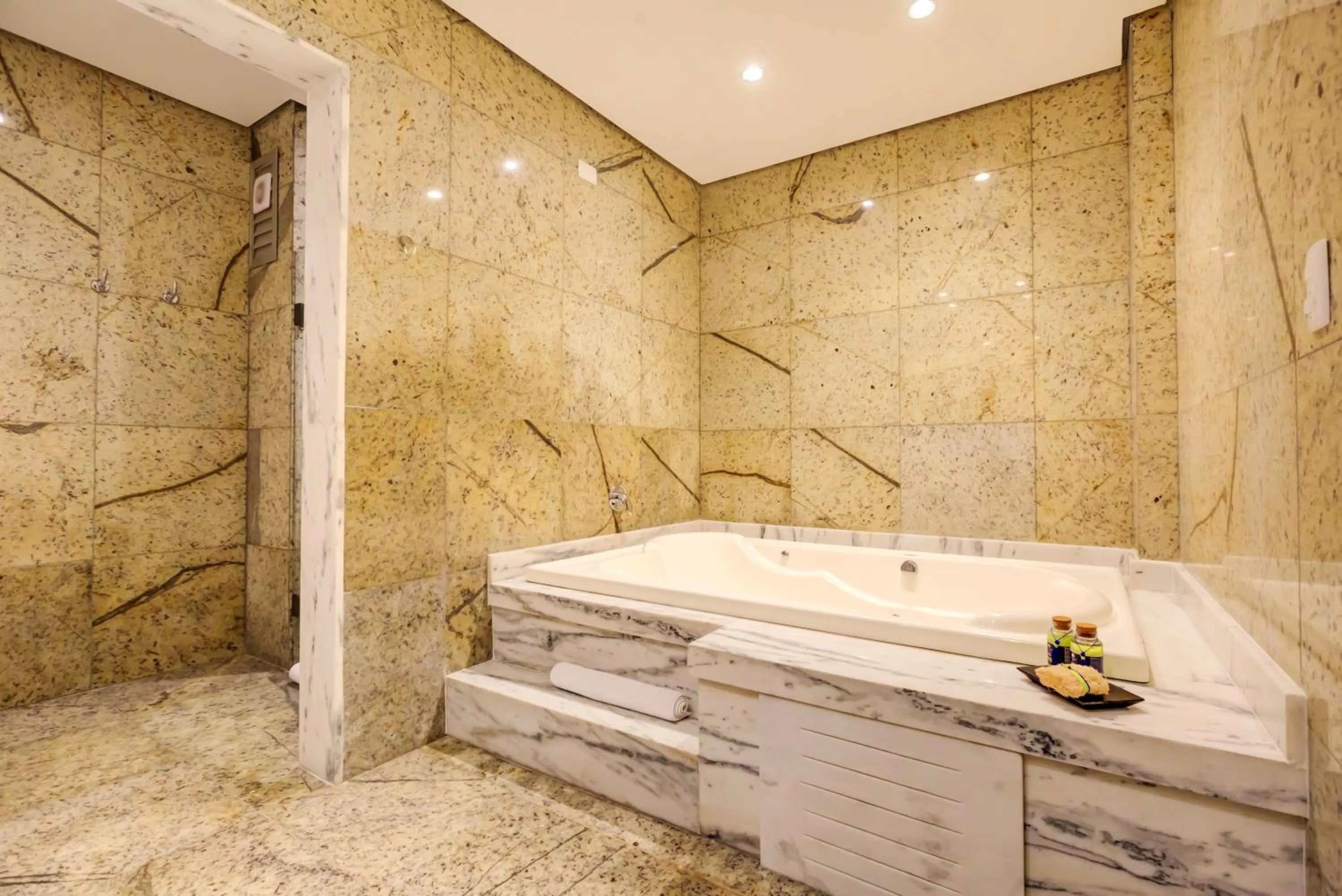 Bath in DoubleTree by Hilton - Resort - Foz do Iguaçu