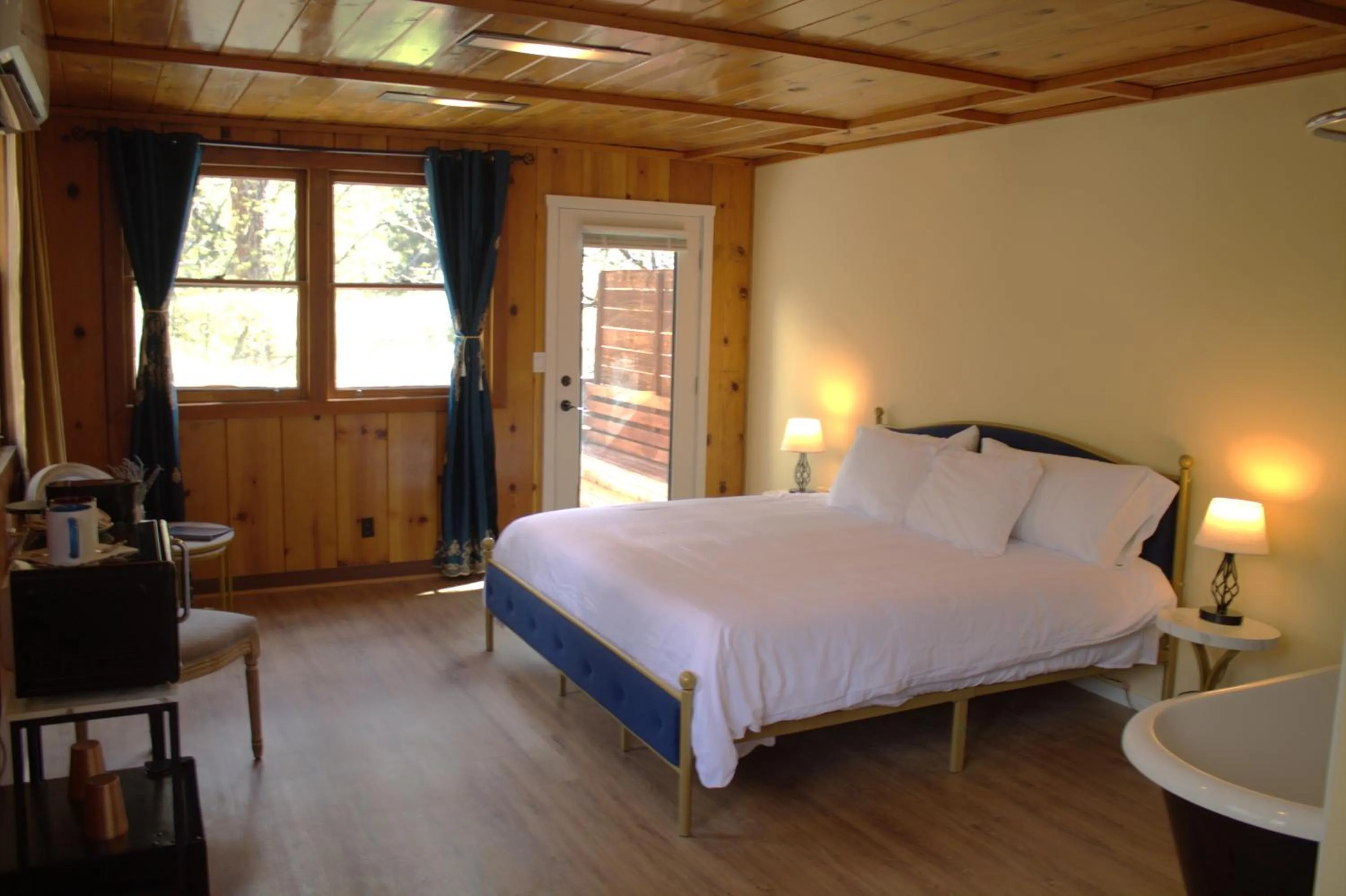 Bed in Quiet Mind Lodge, Spa & Retreat Sequoias