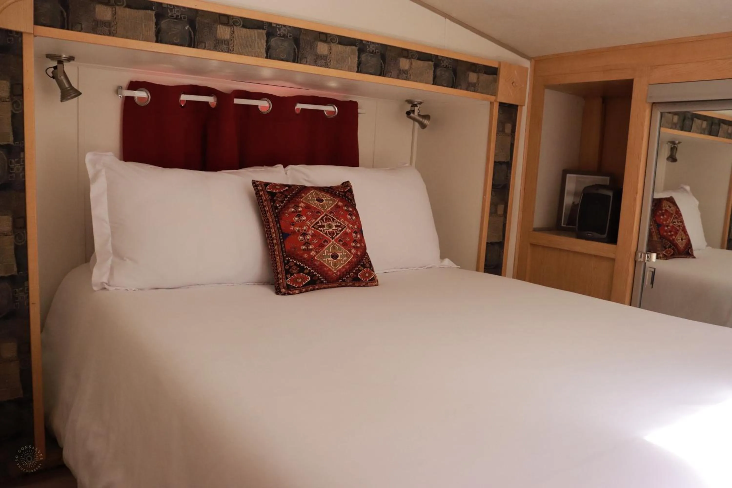 Bed in Quiet Mind Lodge, Spa & Retreat Sequoias