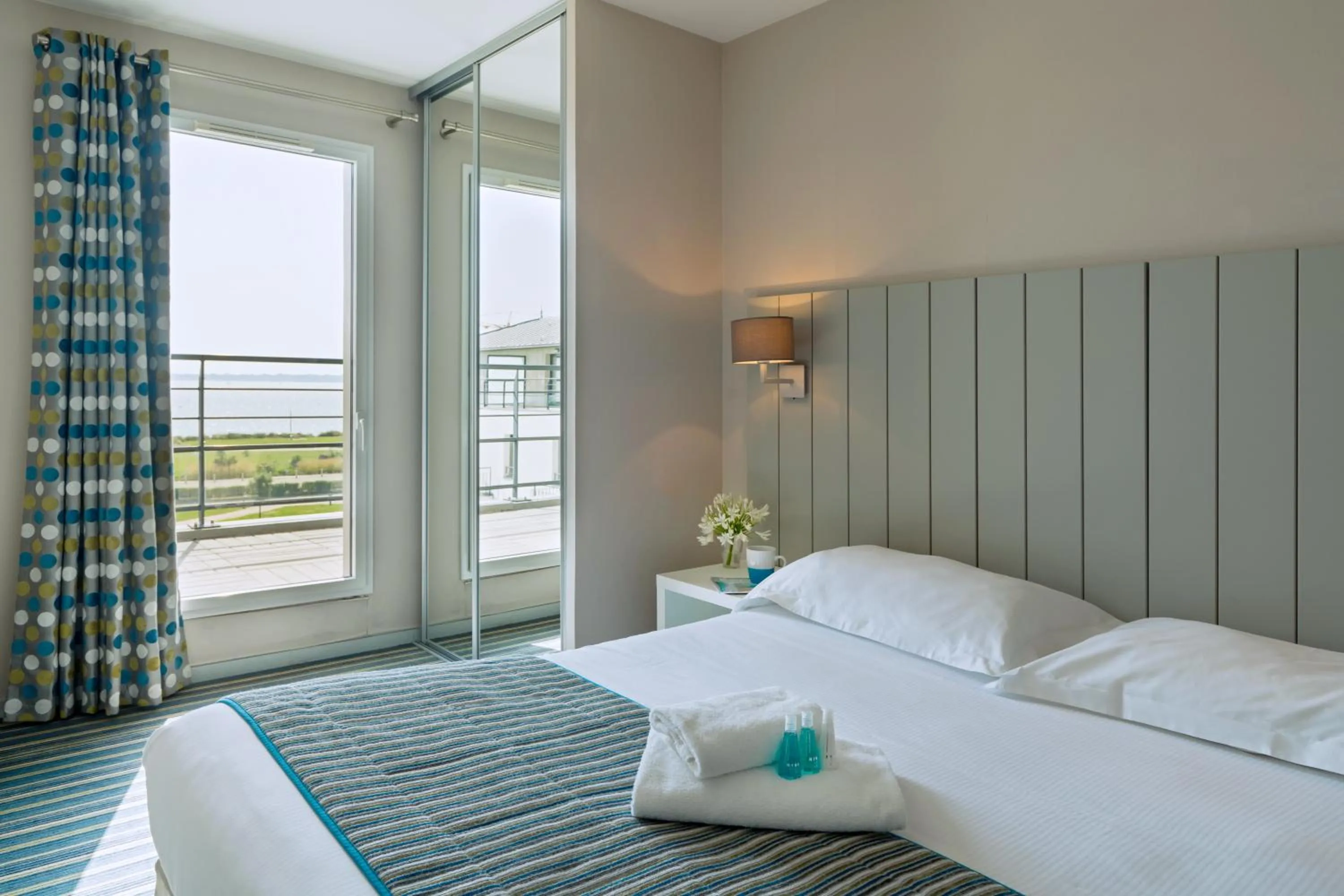 Photo of the whole room, Bed in Residence Thalasso Concarneau