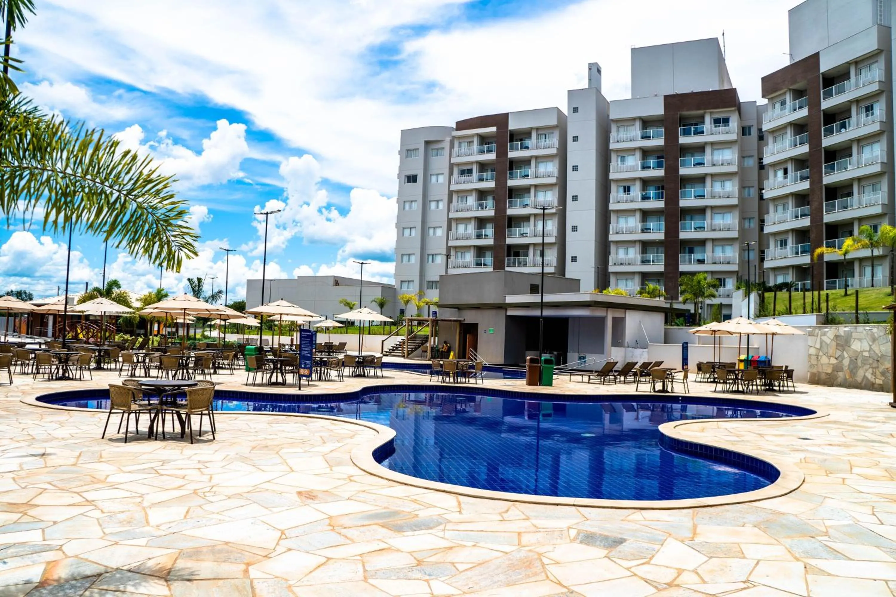 Pool view in Lagoa EcoTowers Resort - LAGOA OFICIAL