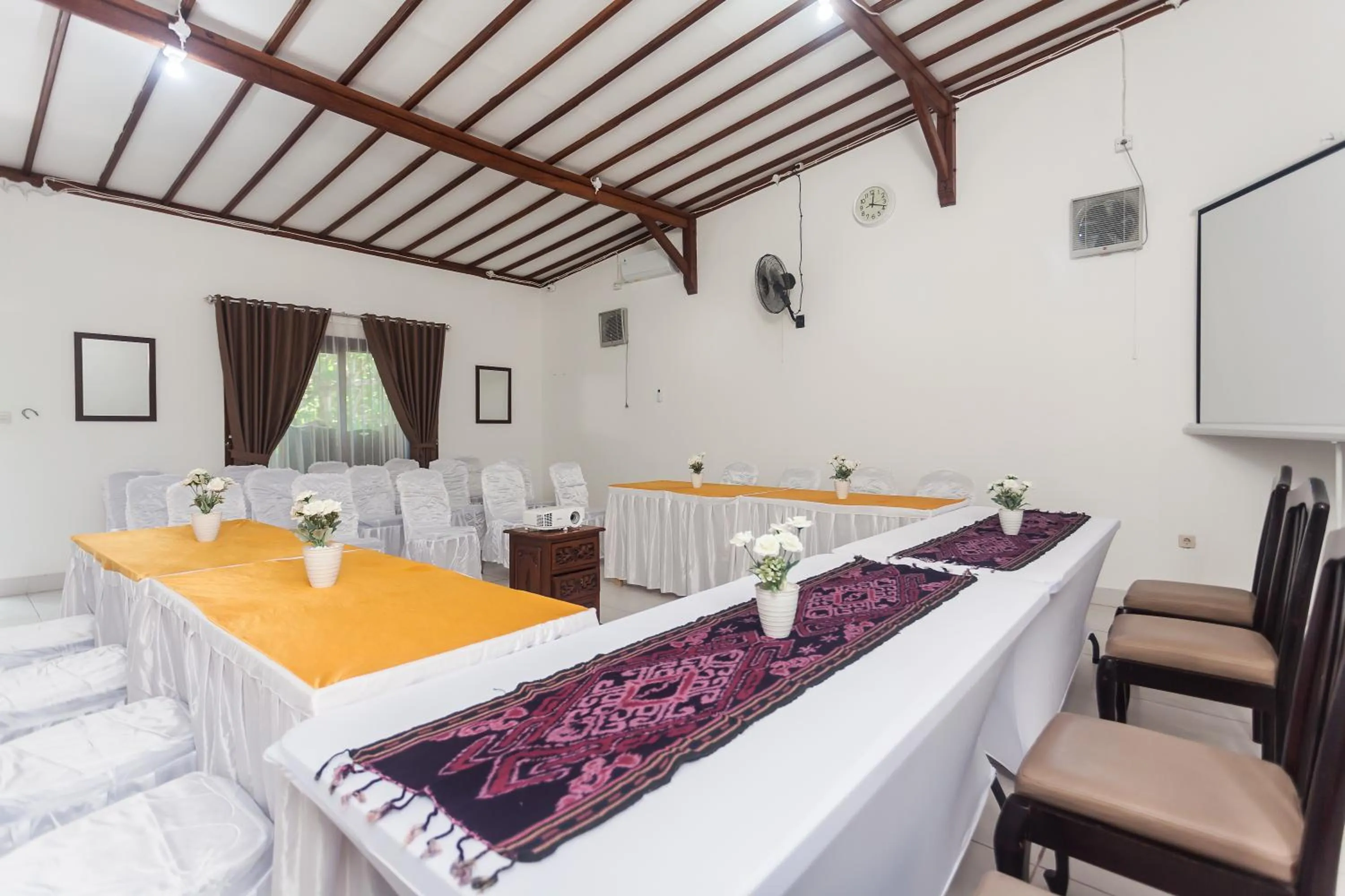 Meeting/conference room, Bed in Kesari Glory Nusa Penida by GenuineHost