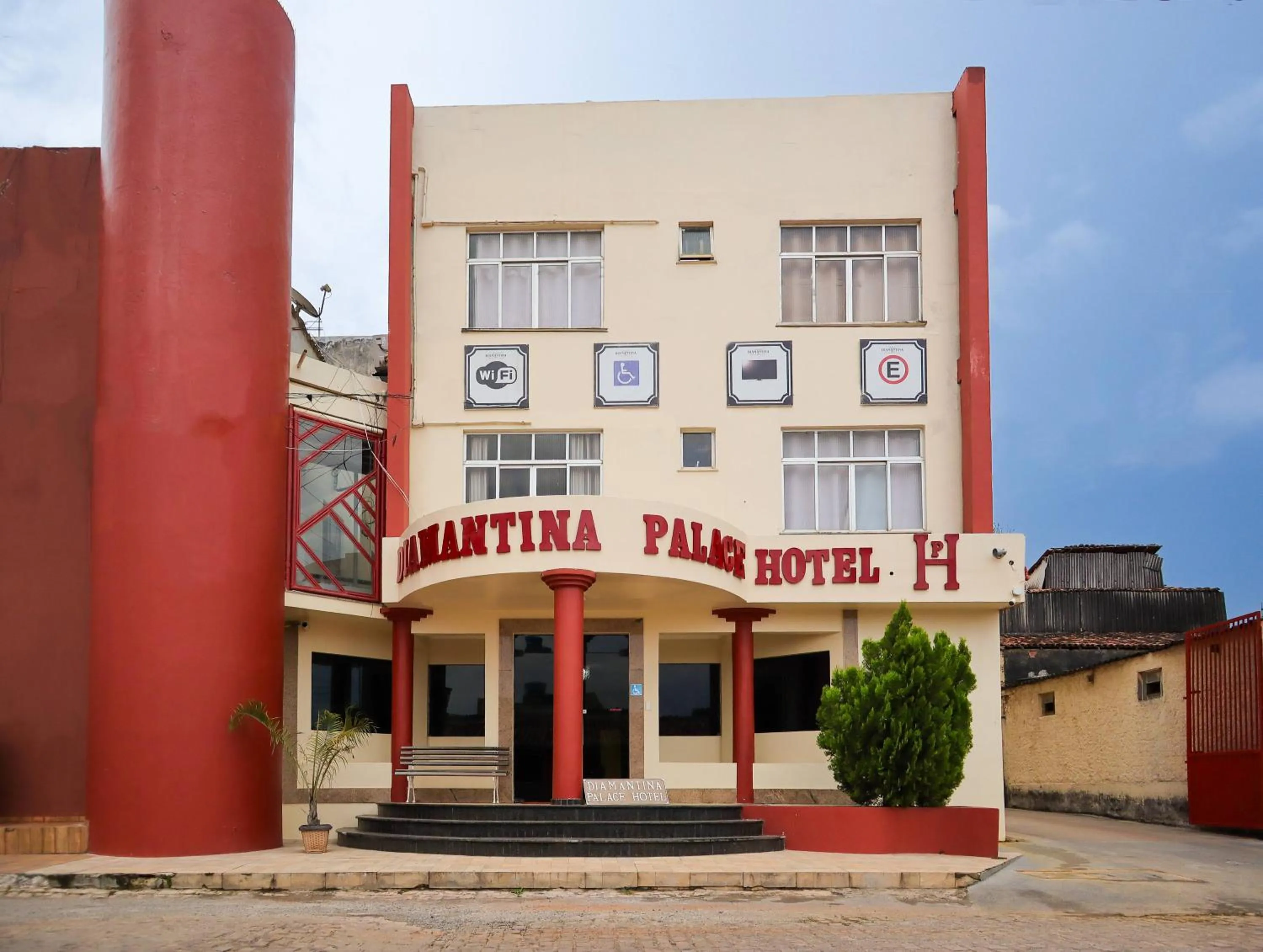 Facade/entrance in Diamantina Palace Hotel